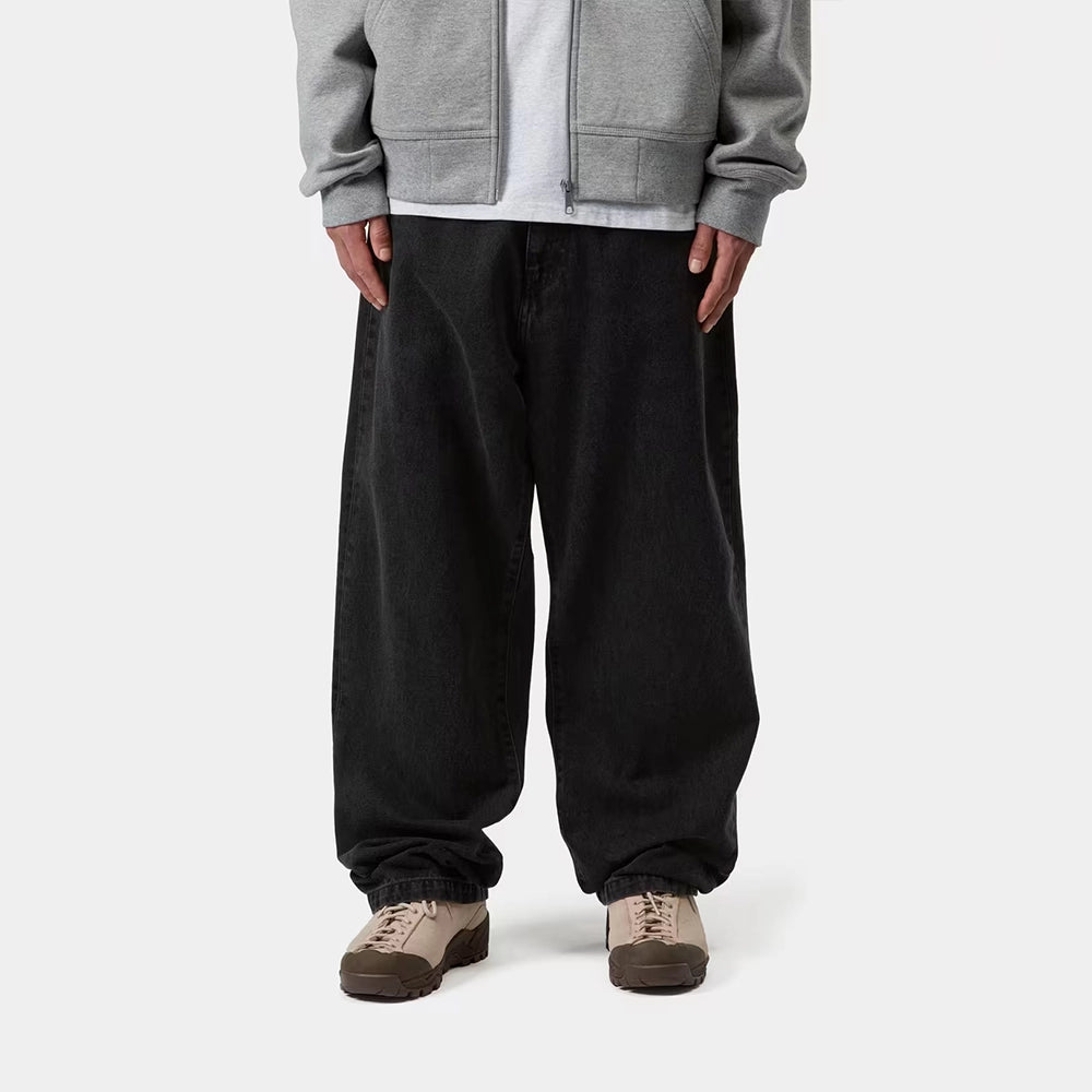 Carhartt WIP Landon Pant in Black (stone washed) – Locker geschnittene Herren-Jeans mit Tapered Leg und Square Label in der Vorderansicht Model bei Stickabush.