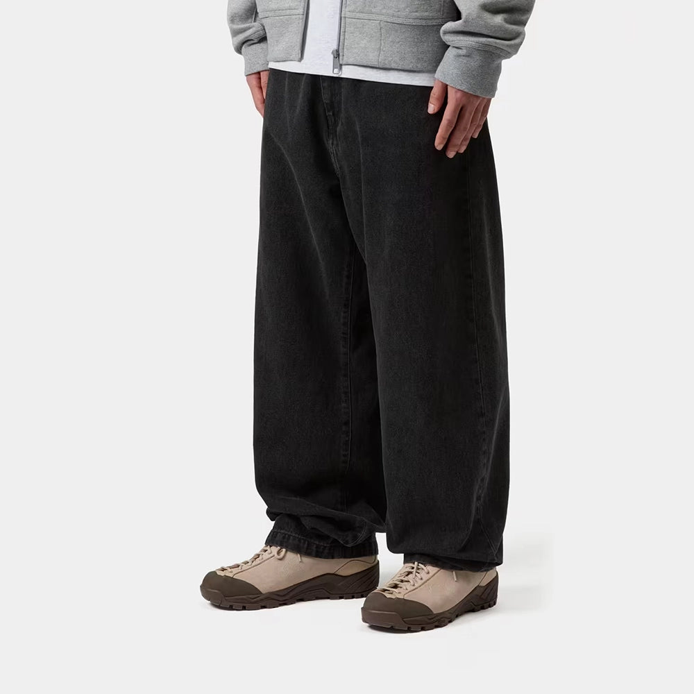 Carhartt WIP Landon Pant in Black (stone washed) – Locker geschnittene Herren-Jeans mit Tapered Leg und Square Label in der Seitenansicht Model bei Stickabush.