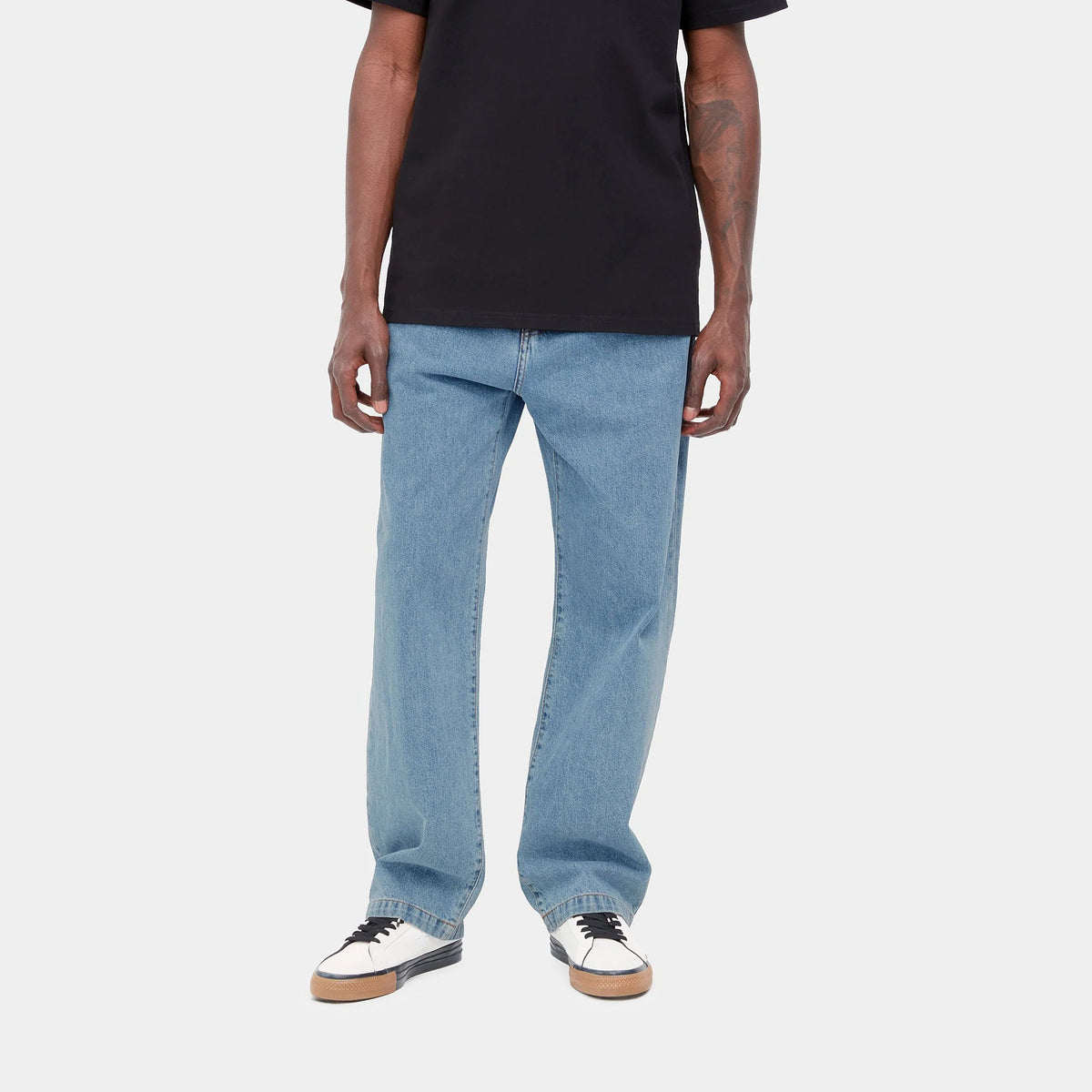 Carhartt WIP Landon Pant in Blue Denim Baggy Fit Hose Frontansicht am Model – STICKABUSH Streetwear Store Berlin-Kreuzberg