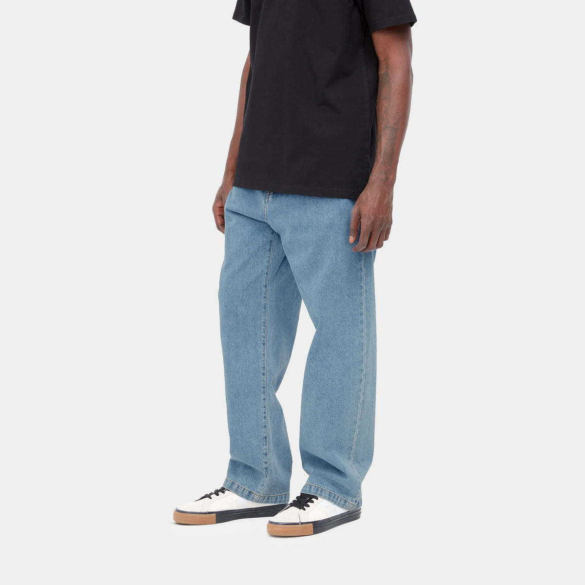 Carhartt WIP Landon Pant in Blue Denim Baggy Fit Hose Seitenansicht am Model – STICKABUSH Streetwear Store Berlin-Kreuzberg