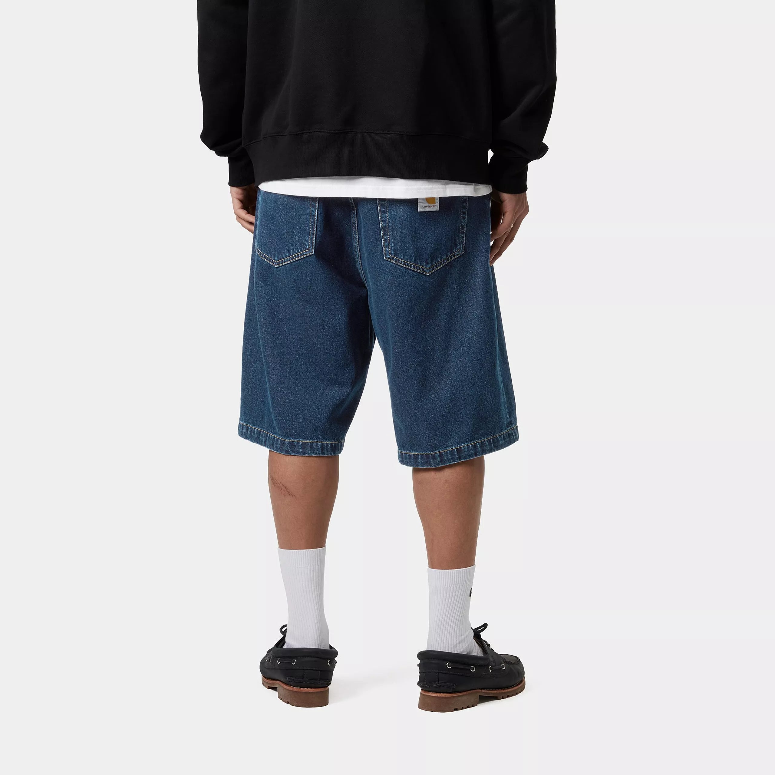 “Blaue (stone washed) Carhartt WIP Landon Shorts. Denim-Shorts aus Baumwolle in lockerer Passform mit Five-Pocket-Design, Gürtelschlaufen und einem gewebten Carhartt Square Label an der Gesäßtasche bei Stickabush Berlin.“