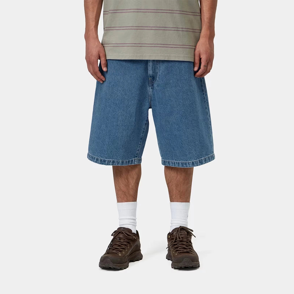 „Carhartt WIP Landon Short für Herren in Blue Heavy Stone Wash – blau verwaschene Jeans-Shorts im Loose Fit aus schwerem Denim mit dem ikonischen Square-Label bei Stickabush Berlin.“