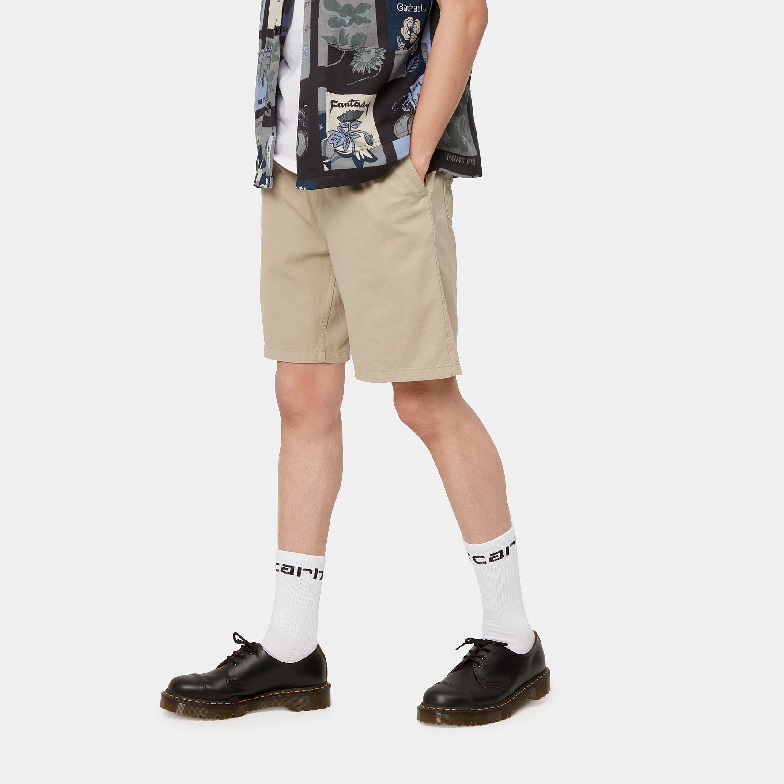 "Carhartt WIP Flint Short in Wall, I030480_G1_GD, eine carhartt shorts aus Baumwolle, lockere Passform, klassische Arbeitsshorts Stickabush Berlin."