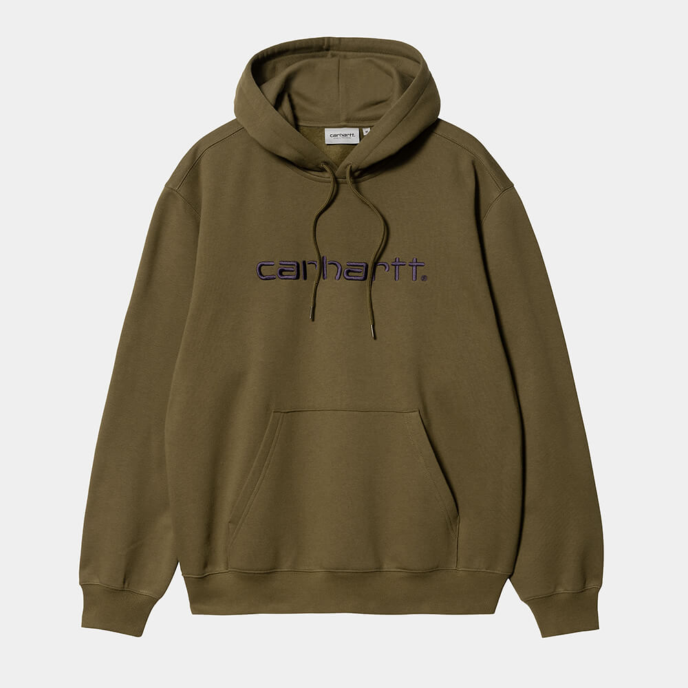 "Carhartt Hooded Script Sweat in Highland/Cassis, Baumwollmischung, Kapuze, Logo-Schriftzug, olivgrün mit lilafarbenem Schriftzug."