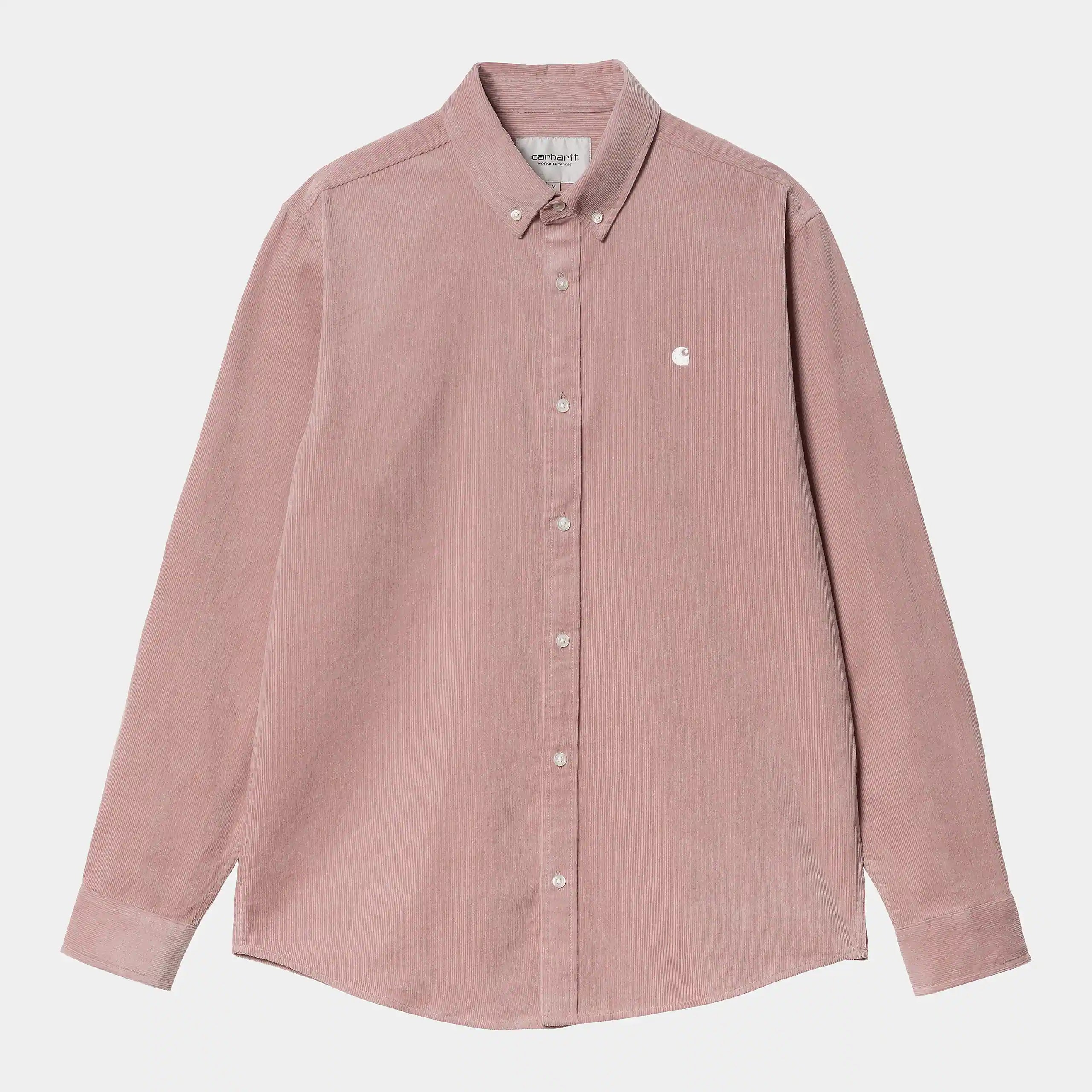 "Carhartt WIP L/S Madison Fine Cord Shirt – Glassy Pink / Wax. Rosa Cordhemd aus feinem Baumwollcord, mit Button-down-Kragen und gewebtem Carhartt WIP Logo."