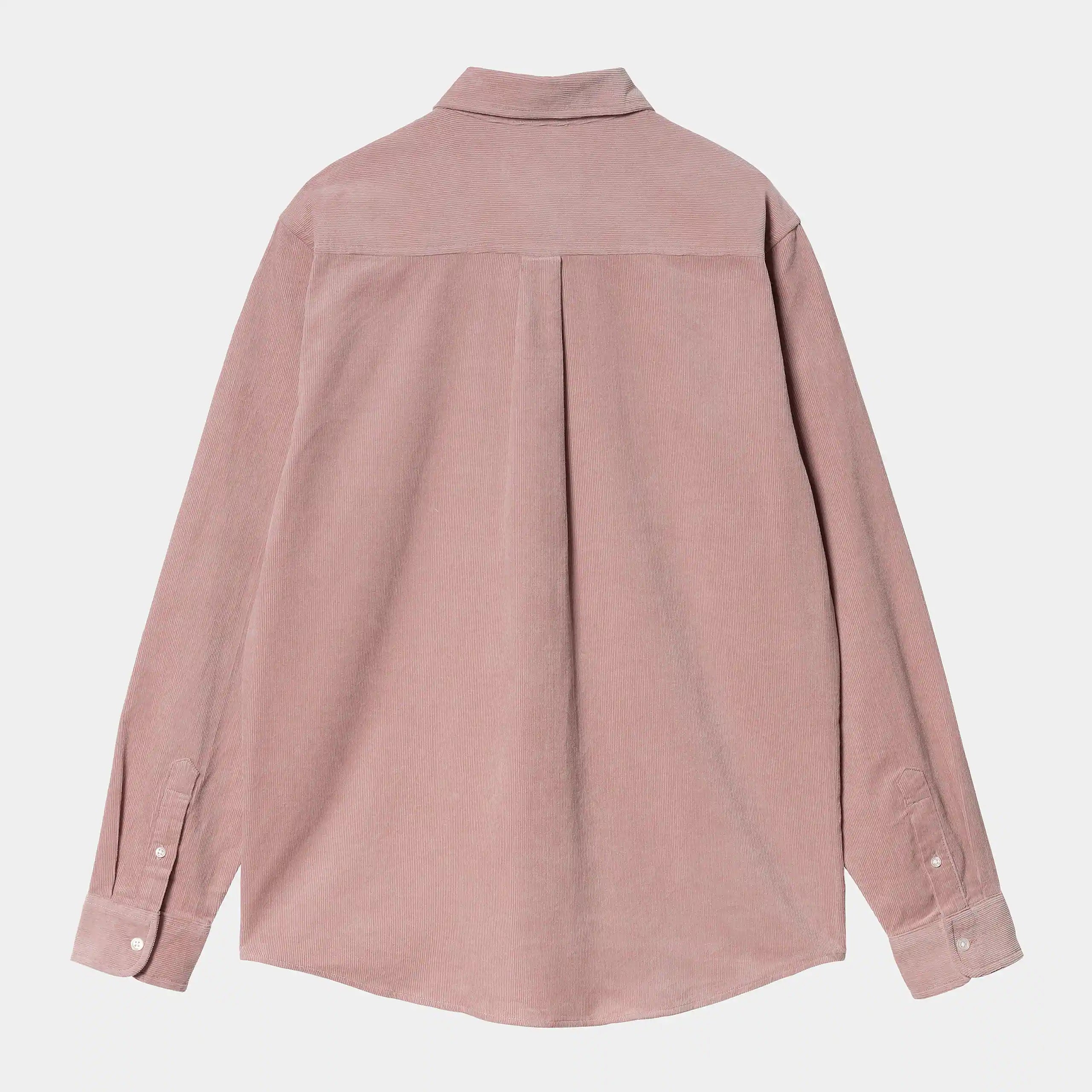"Carhartt WIP L/S Madison Fine Cord Shirt – Glassy Pink / Wax. Rosa Cordhemd aus feinem Baumwollcord, mit Button-down-Kragen und gewebtem Carhartt WIP Logo."