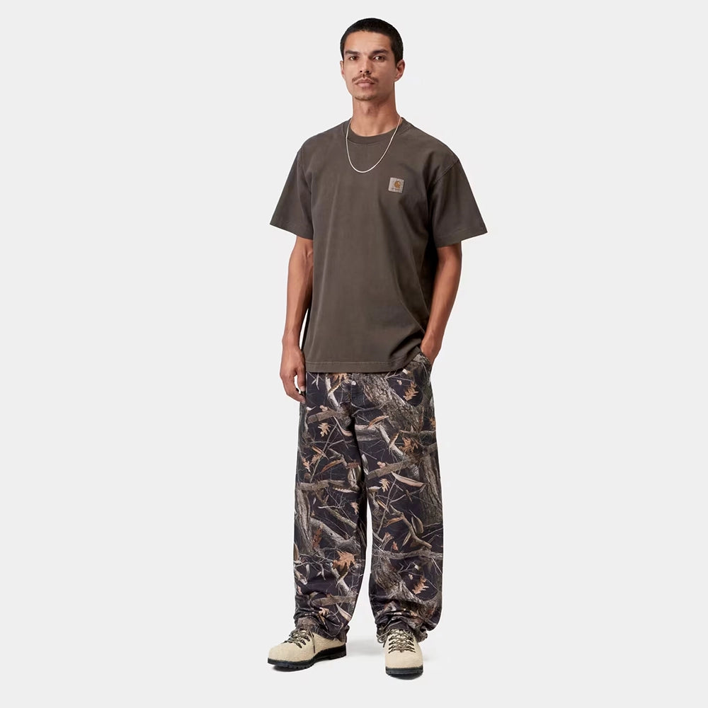 Carhartt WIP S/S Vista T-Shirt in der Farbe Tobacco (Garment Dyed) Frontansicht Outfit am Model – STICKABUSH Streetwear Store Berlin-Kreuzberg