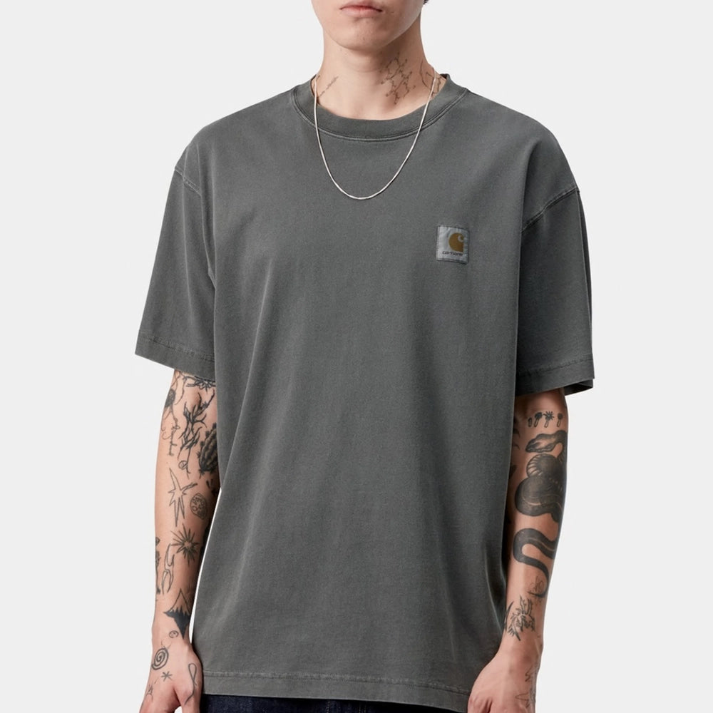 “Carhartt WIP Vista T-Shirt in Schwarz. Lockeres Shirt aus Baumwolljersey, mit kleinem Logo-Stick auf der Brust.“