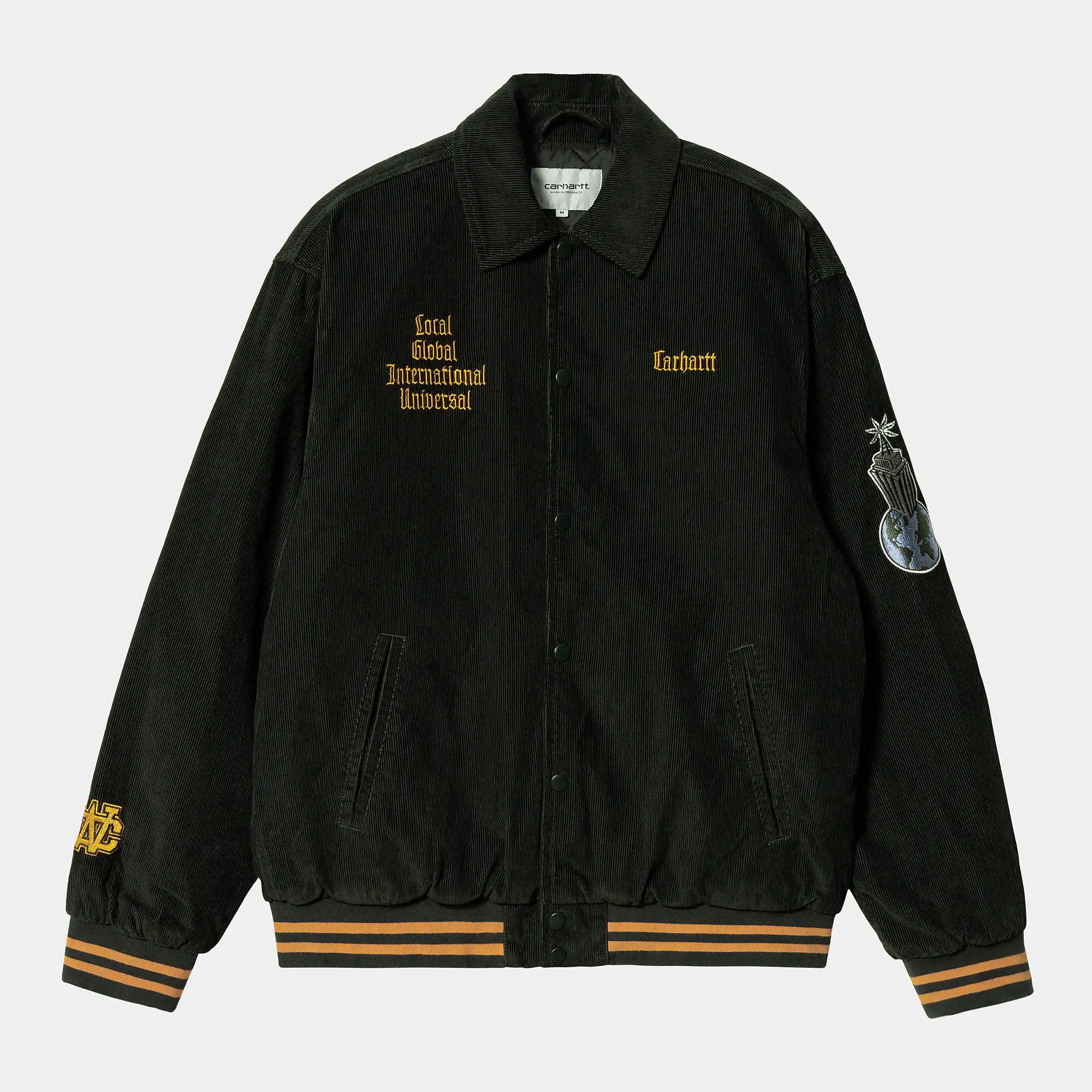 “Dunkelgrüne Carhartt WIP Letterman Jacket mit gelben Ärmeln, gesticktem Logo auf der Brust und Rippstrickbündchen.“
