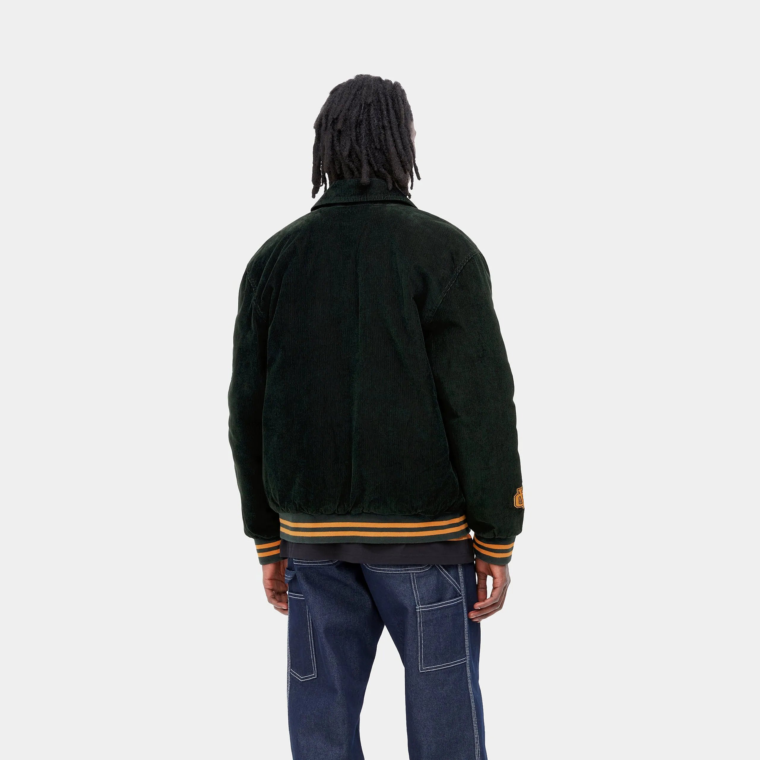 “Dunkelgrüne Carhartt WIP Letterman Jacket mit gelben Ärmeln, gesticktem Logo auf der Brust und Rippstrickbündchen.“
