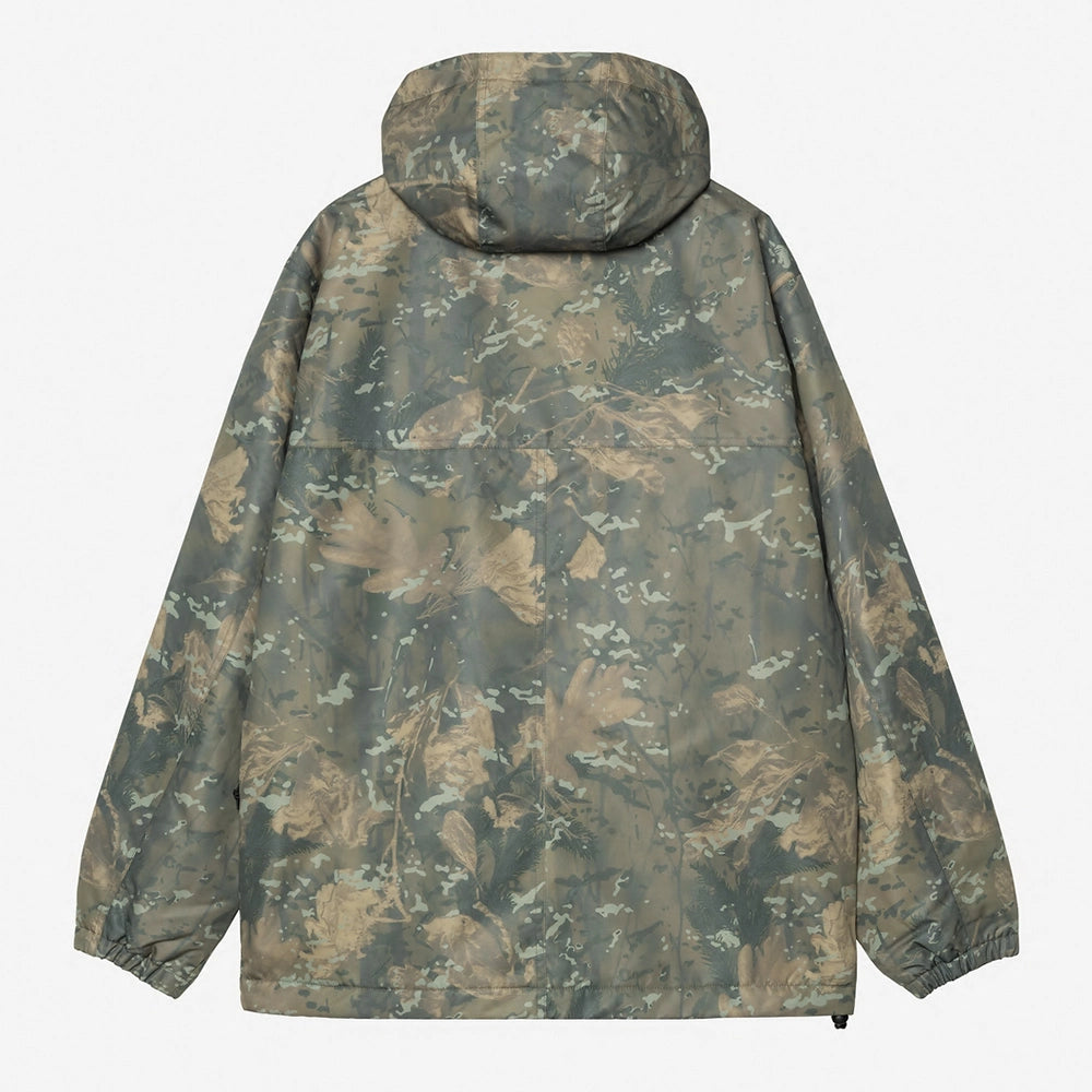 “Carhartt WIP Winter-Windbreaker in Camouflage-Grün. Gefütterter Pullover aus wasserabweisendem Nylon-Taft, mit Kängurutasche erhältlich bei Stickabush Berlin.“