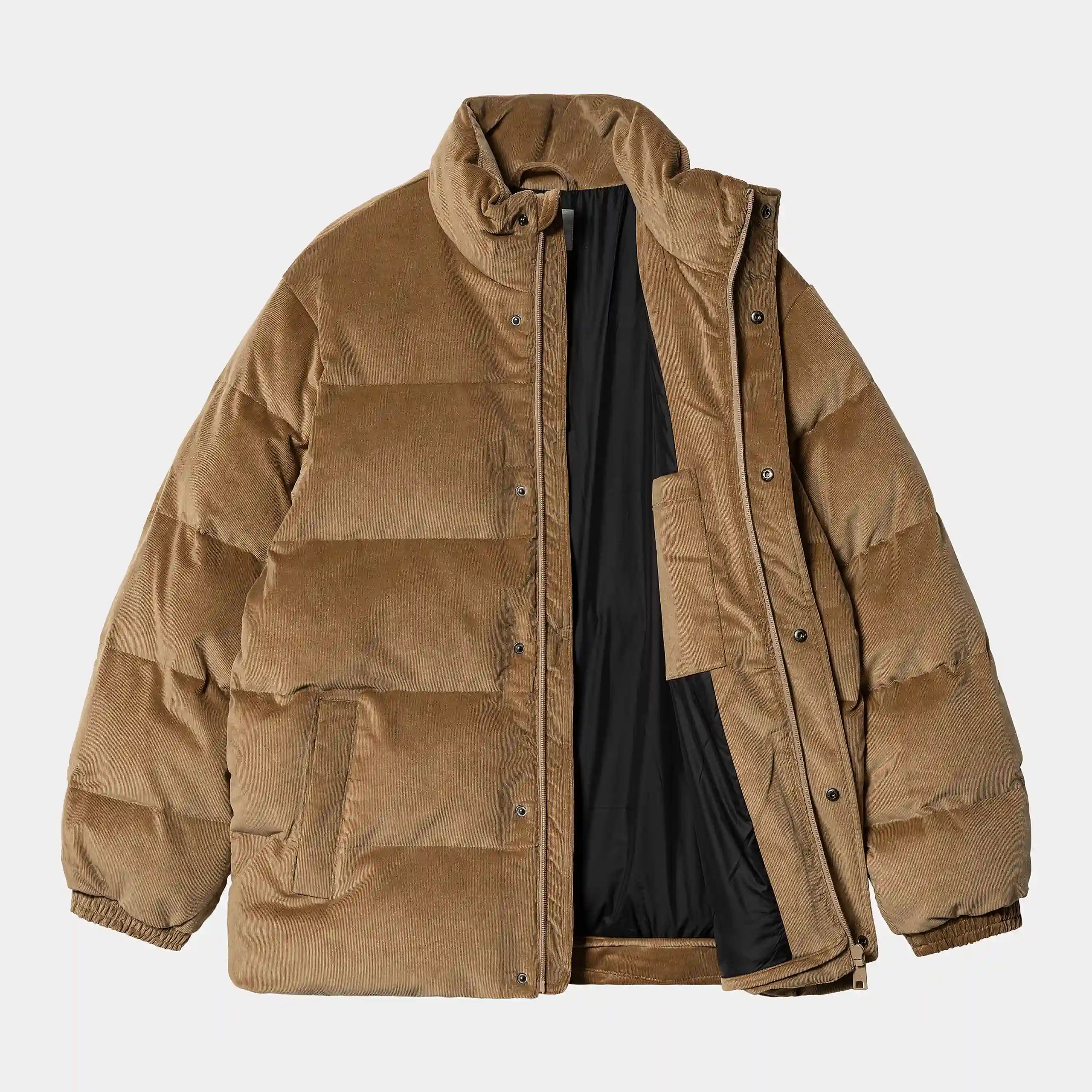 "Carhartt WIP Layton Jacke, Braun (Cord), leichtes Obermaterial, sportliche Jacke mit Reißverschluss und Stehkragen bei Stickabush Berlin.“