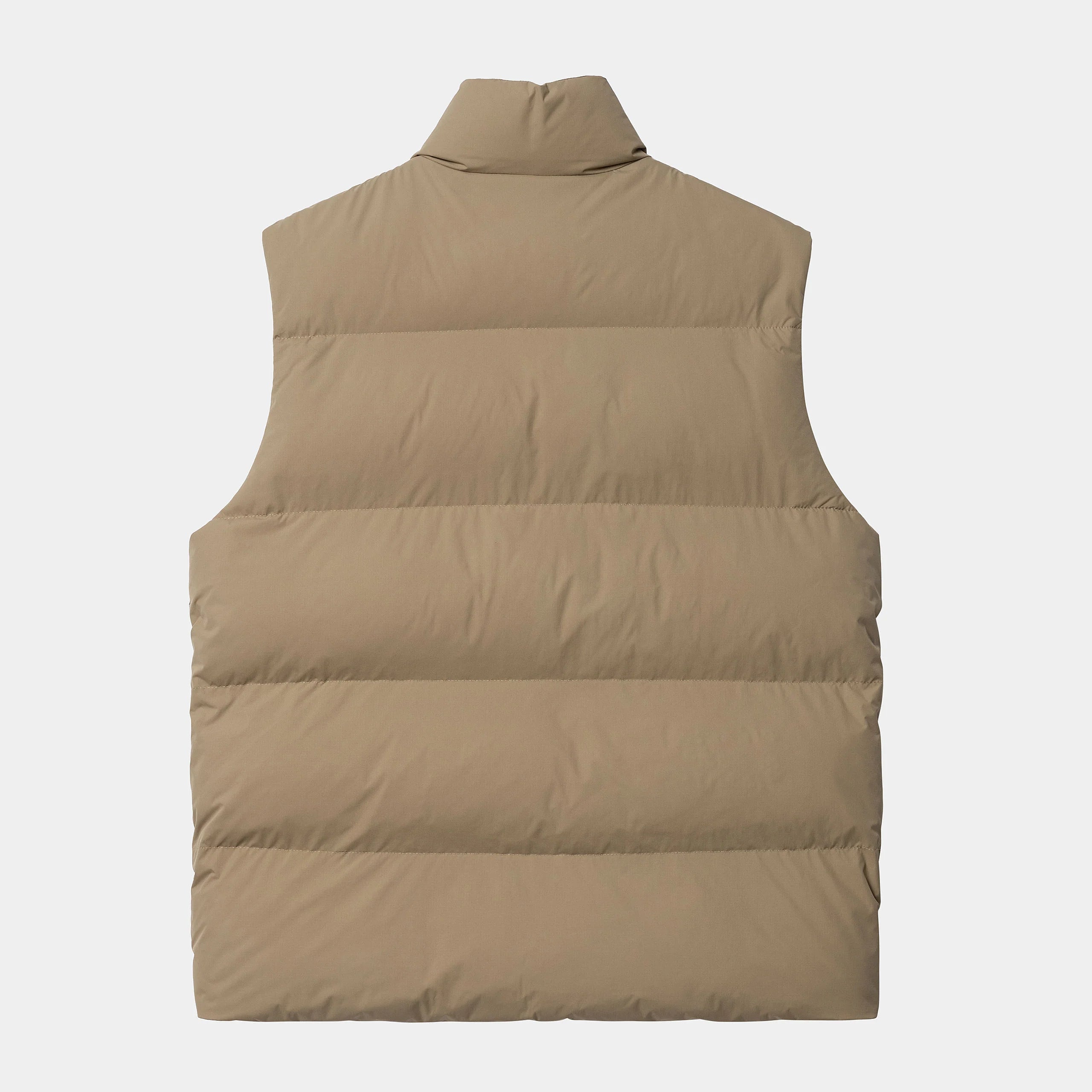 "Carhartt WIP Milton Vest – Tanami. Braune, gepolsterte Steppweste aus wasserabweisendem Nylon-Twill, mit Stehkragen, Reißverschluss, Taschen und gewebtem Logo."