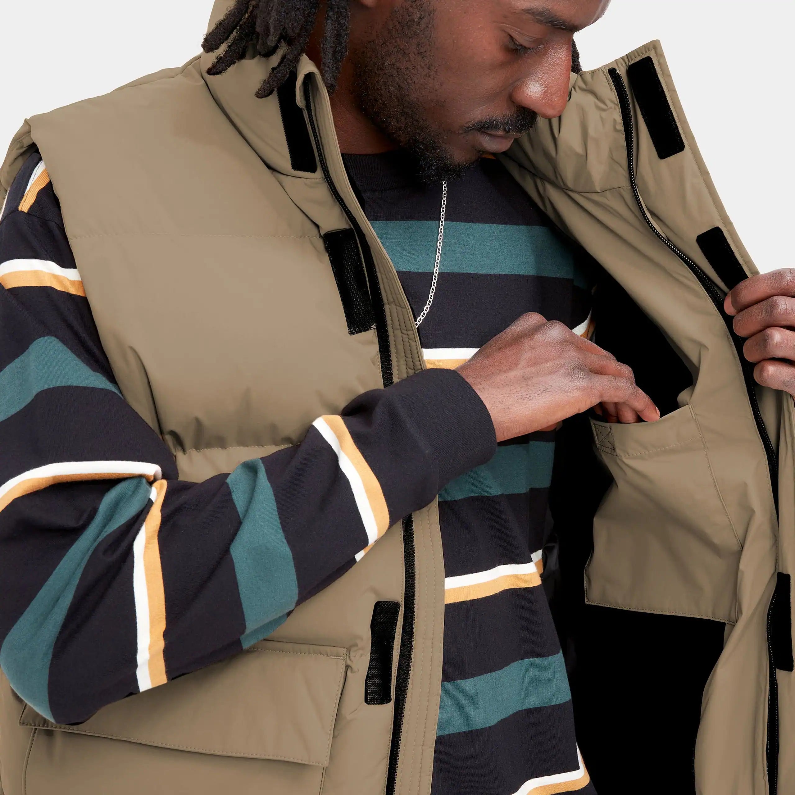 "Carhartt WIP Milton Vest – Tanami. Braune, gepolsterte Steppweste aus wasserabweisendem Nylon-Twill, mit Stehkragen, Reißverschluss, Taschen und gewebtem Logo."
