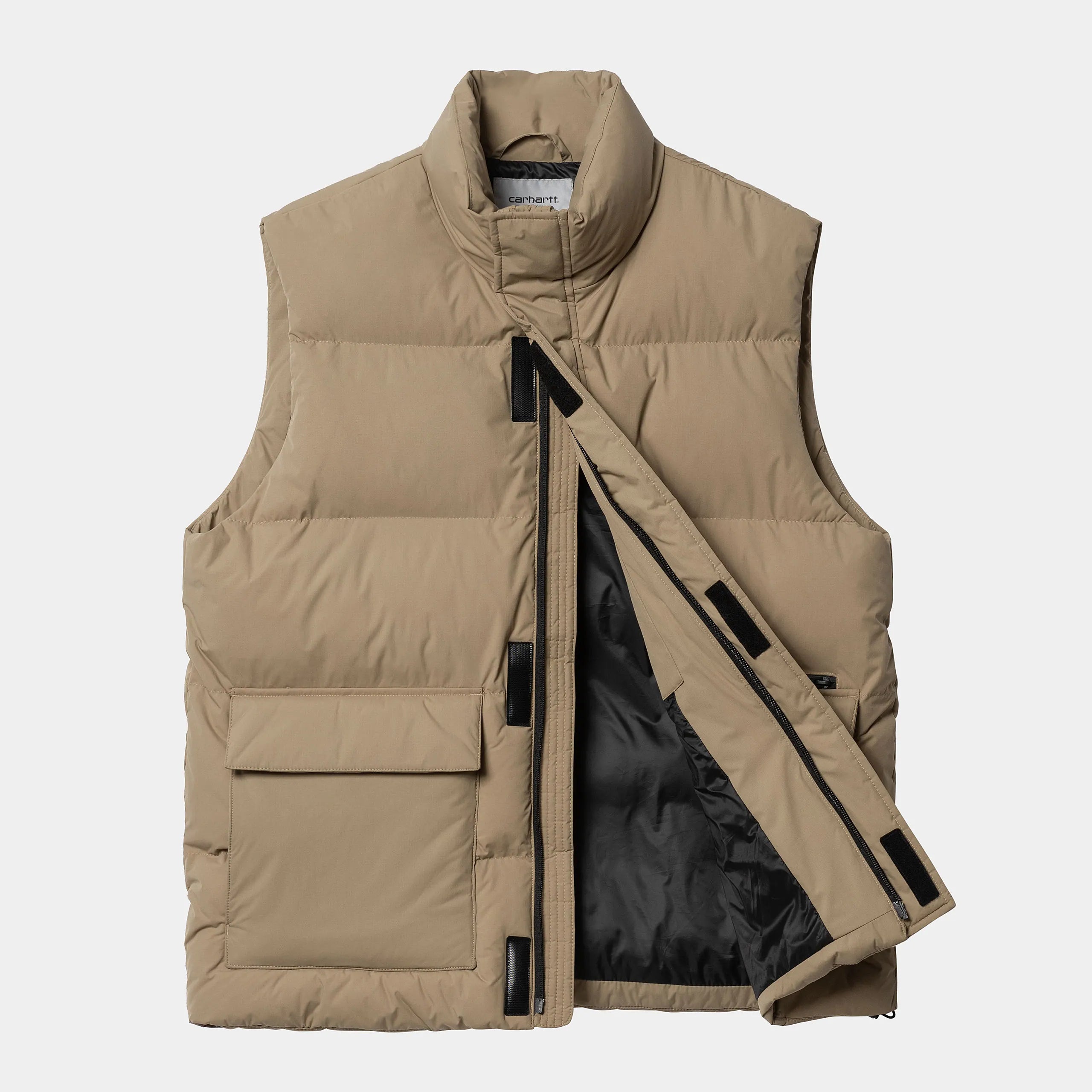 "Carhartt WIP Milton Vest – Tanami. Braune, gepolsterte Steppweste aus wasserabweisendem Nylon-Twill, mit Stehkragen, Reißverschluss, Taschen und gewebtem Logo."