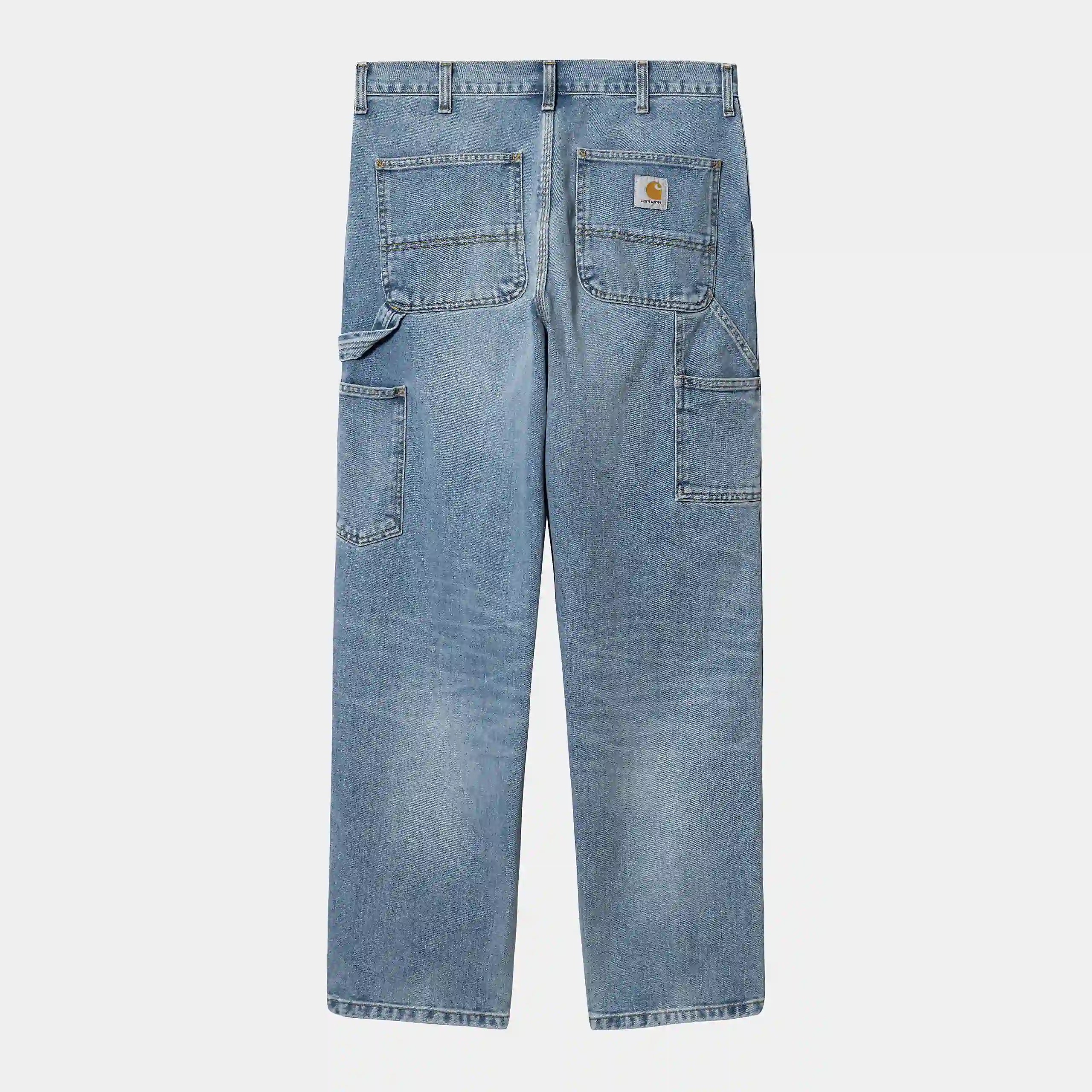 “Carhartt WIP Single Knee Pant – Blue (light used wash). Hellblaue Worker-Jeans aus strapazierfähigem Denim mit geradem Schnitt und aufgesetzten Gesäßtaschen.“