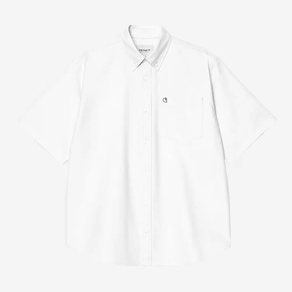 “Carhartt WIP S/S Braxton Shirt in Weiß mit Brusttasche und kleiner Logo-Stickerei, Kurzarmhemd aus Popeline bei Stickabush Berlin.“