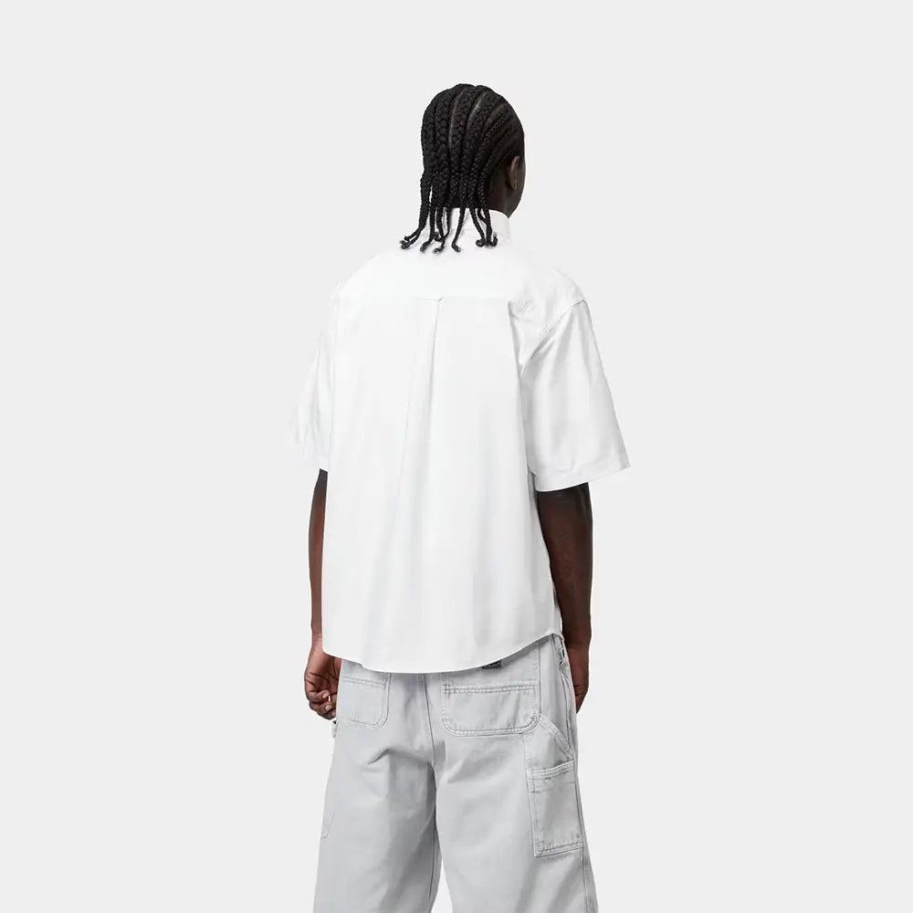“Carhartt WIP S/S Braxton Shirt in Weiß mit Brusttasche und kleiner Logo-Stickerei, Kurzarmhemd aus Popeline bei Stickabush Berlin.“