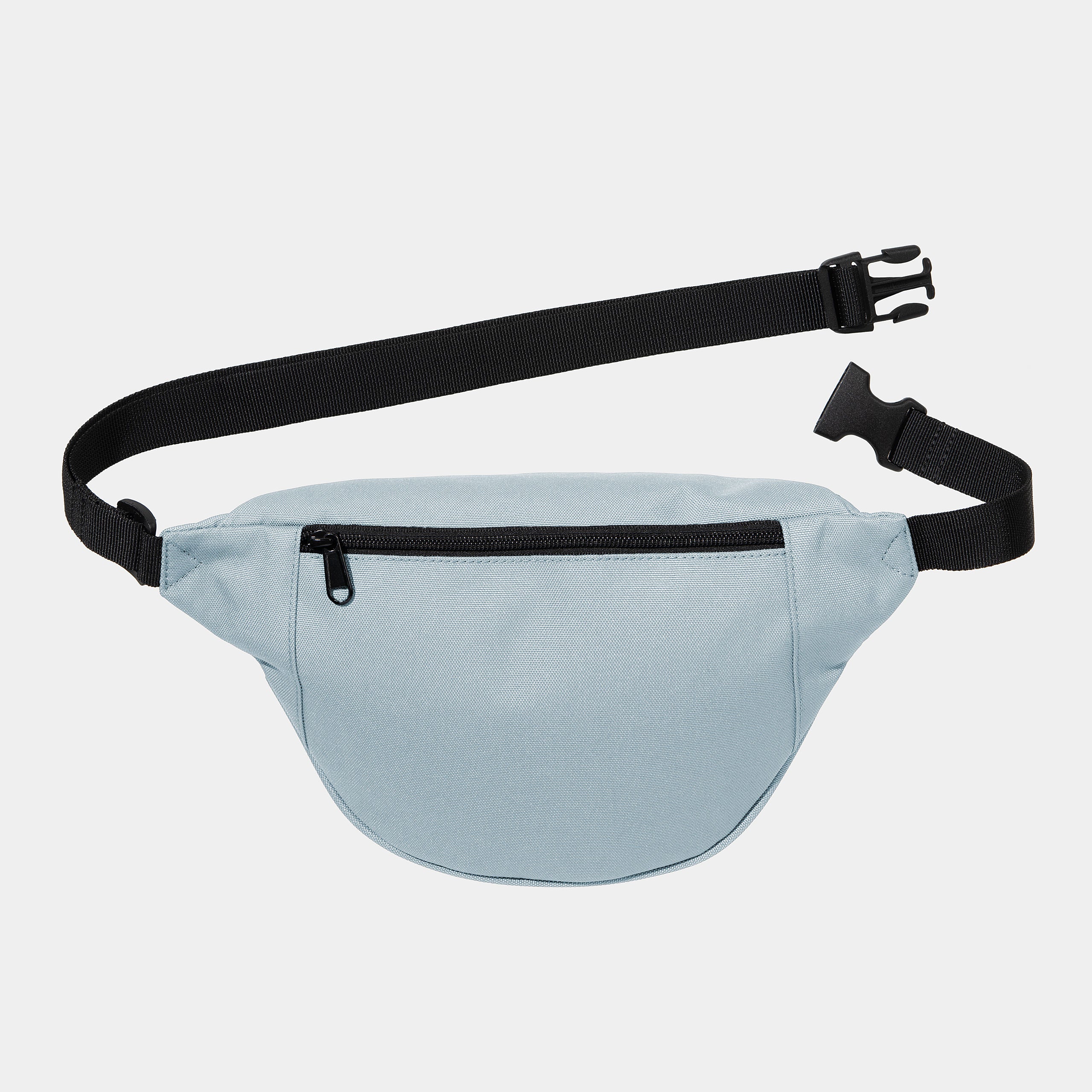 Carhartt WIP Jake Hip Bag – Misty Sky. Hellblaue Bauchtasche aus Polyester-Duck-Canvas, mit Reißverschluss, verstellbarem Riemen und Carhartt WIP Square Label.