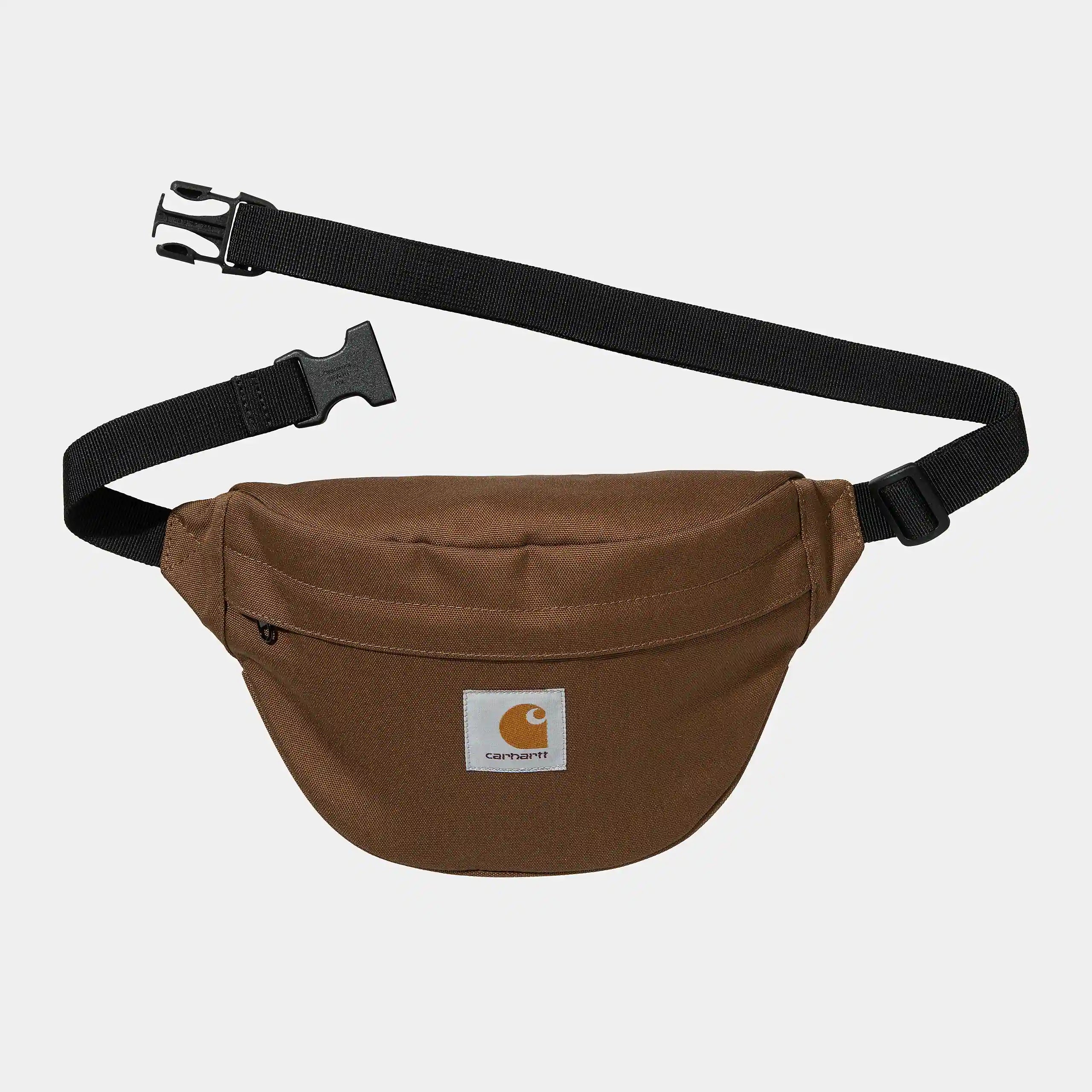 Carhartt WIP Jake Hip Bag – Tamarind. Braune Bauchtasche aus wasserabweisendem Canvas-Stoff, mit Reißverschluss, verstellbarem Riemen und Carhartt WIP Logo.