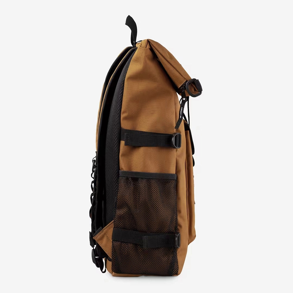 “Carhartt WIP Philis Backpack in Hamilton Brown mit Roll-Top Verschluss und quadratischem Carhartt Logo-Label bei Stickabush Berlin.“