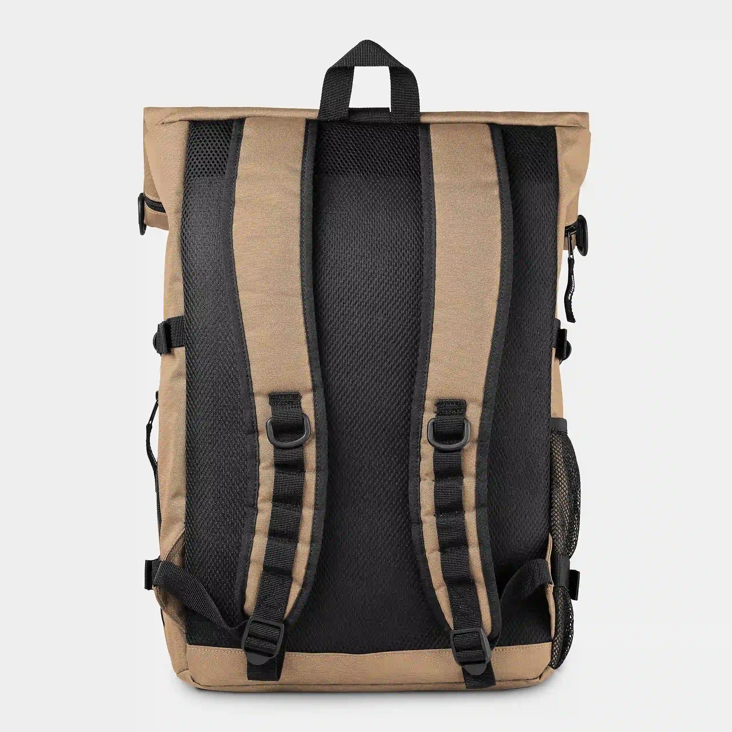 "Erdnussbrauner ("Peanut") Carhartt WIP Philis Backpack. Robuster Rucksack aus wasserabweisendem Polyester-Duck-Canvas. Großes Hauptfach mit Laptop-Sleeve, Außentaschen und gewebtem Logo-Etikett."