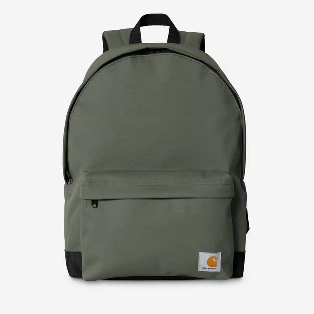 “Dunkelgrüner Carhartt WIP Jake Backpack (Opuntia) mit Reißverschluss-Fronttasche und dem typischen quadratischen Logo-Label bei Stickabush Berlin.“