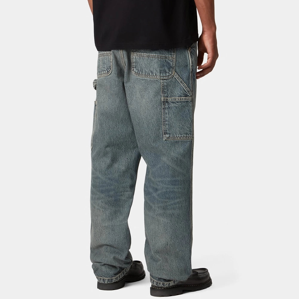 „Carhartt WIP Single Knee Pant in Blue (worn used wash) – Robuste Herrenhose im Relaxed Straight Fit mit Werkzeugtaschen und Logo-Patch bei Stickabush Berlin.“
