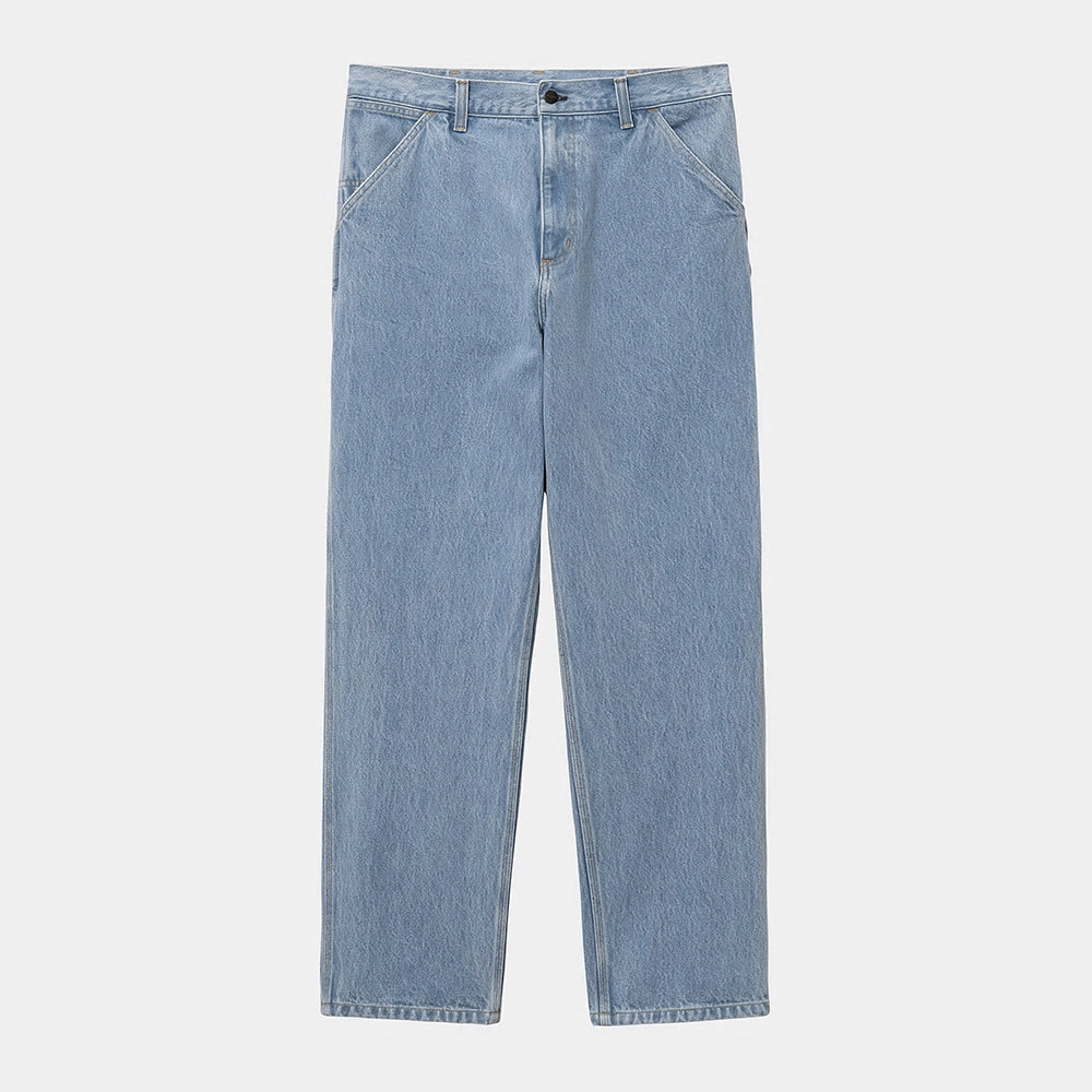 “Carhartt WIP Single Knee Pant – Blue (stone bleached). Hellblaue Denim Worker-Hose aus robustem Baumwoll-Twill, mit geradem Bein und Werkzeugtaschen.“