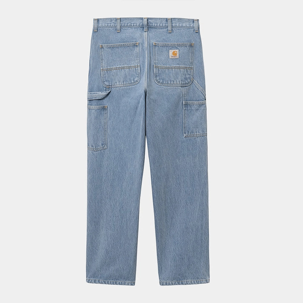“Carhartt WIP Single Knee Pant – Blue (stone bleached). Hellblaue Denim Worker-Hose aus robustem Baumwoll-Twill, mit geradem Bein und Werkzeugtaschen.“