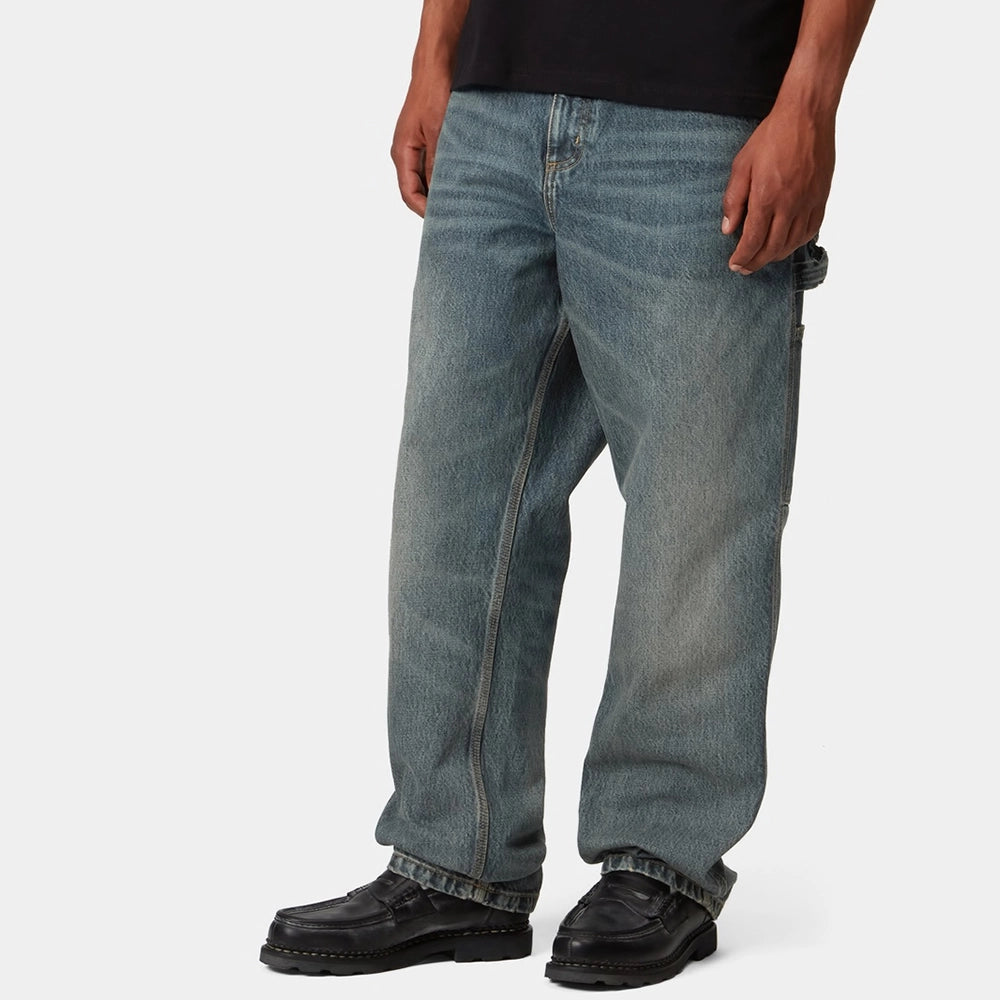 Carhartt WIP Single Knee Pant – Blue (worn used wash). Blaue Baumwoll-Twill-Hose im Used-Look, mit geradem Schnitt, aufgesetzten Taschen und Carhartt WIP Logo-Patch am Gesäß.