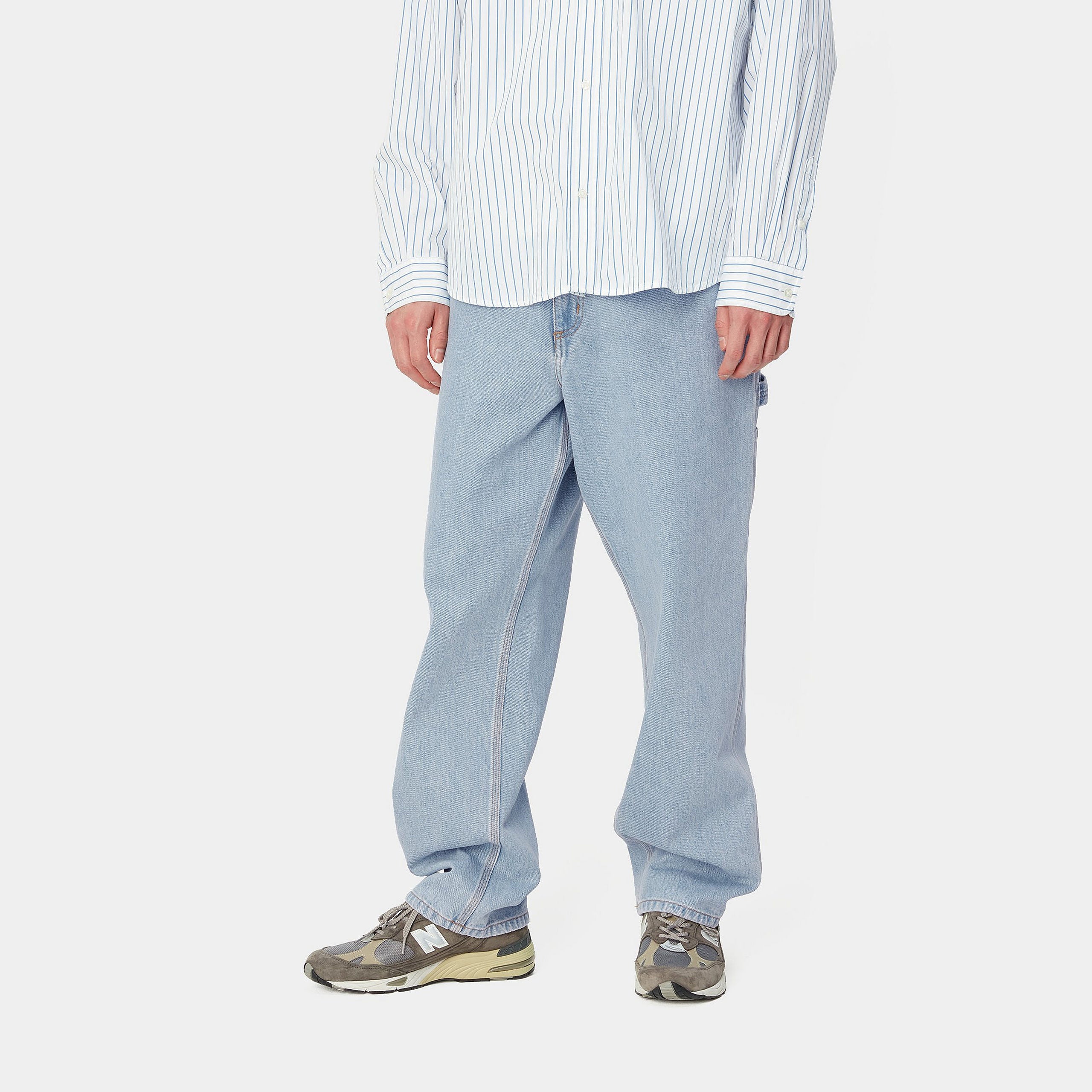 "Carhartt Single Knee Pant in Blau (Heavy Stone Bleached), I032024_01_A3, carhartt jeans aus Baumwoll-Denim, klassische Arbeitshose, stark gebleichter Used-Look."