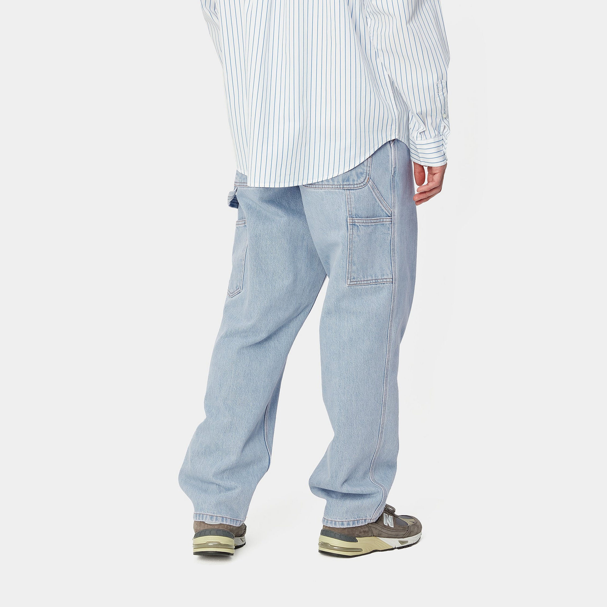 "Carhartt Single Knee Pant in Blau (Heavy Stone Bleached), I032024_01_A3, carhartt jeans aus Baumwoll-Denim, klassische Arbeitshose, stark gebleichter Used-Look."