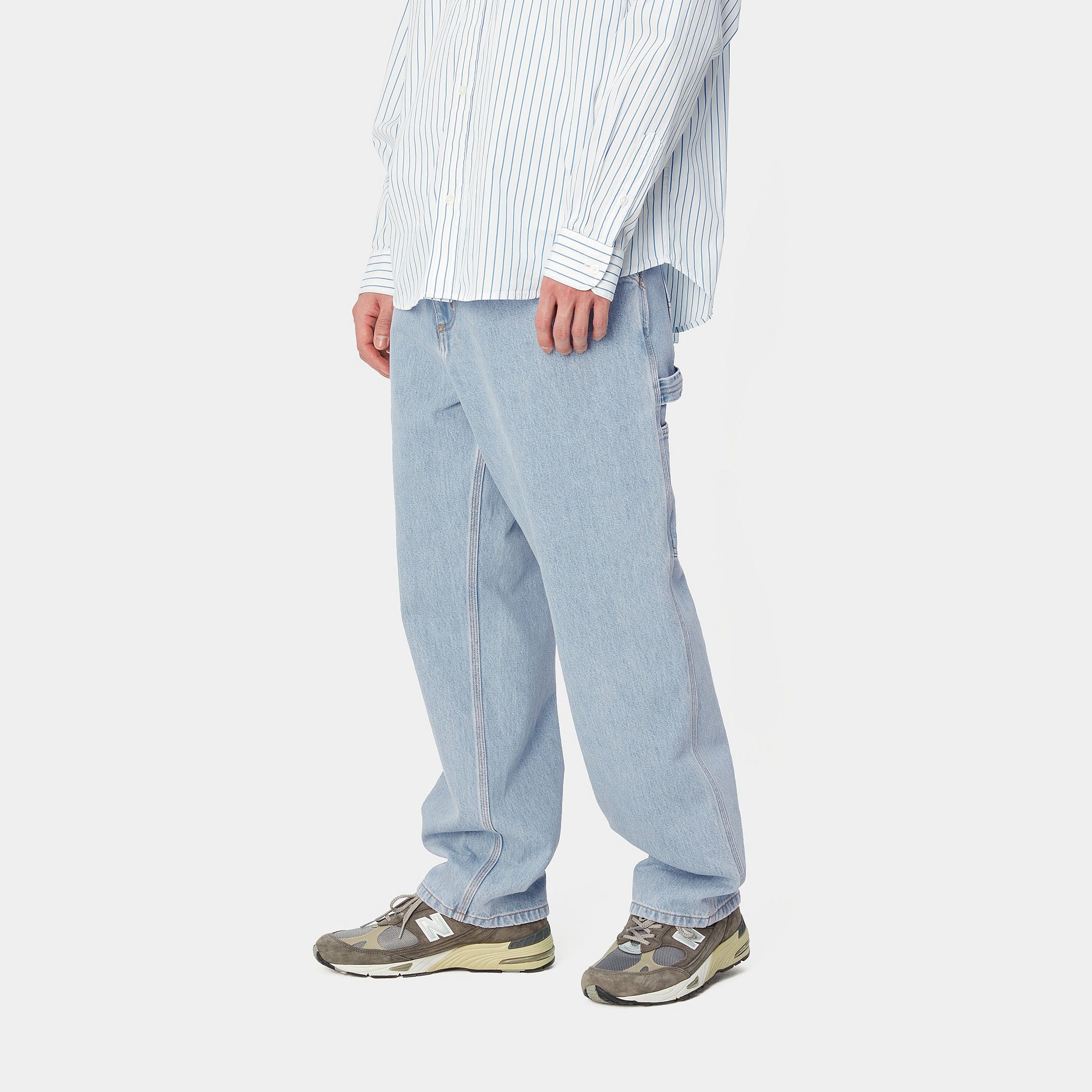 "Carhartt Single Knee Pant in Blau (Heavy Stone Bleached), I032024_01_A3, carhartt jeans aus Baumwoll-Denim, klassische Arbeitshose, stark gebleichter Used-Look."