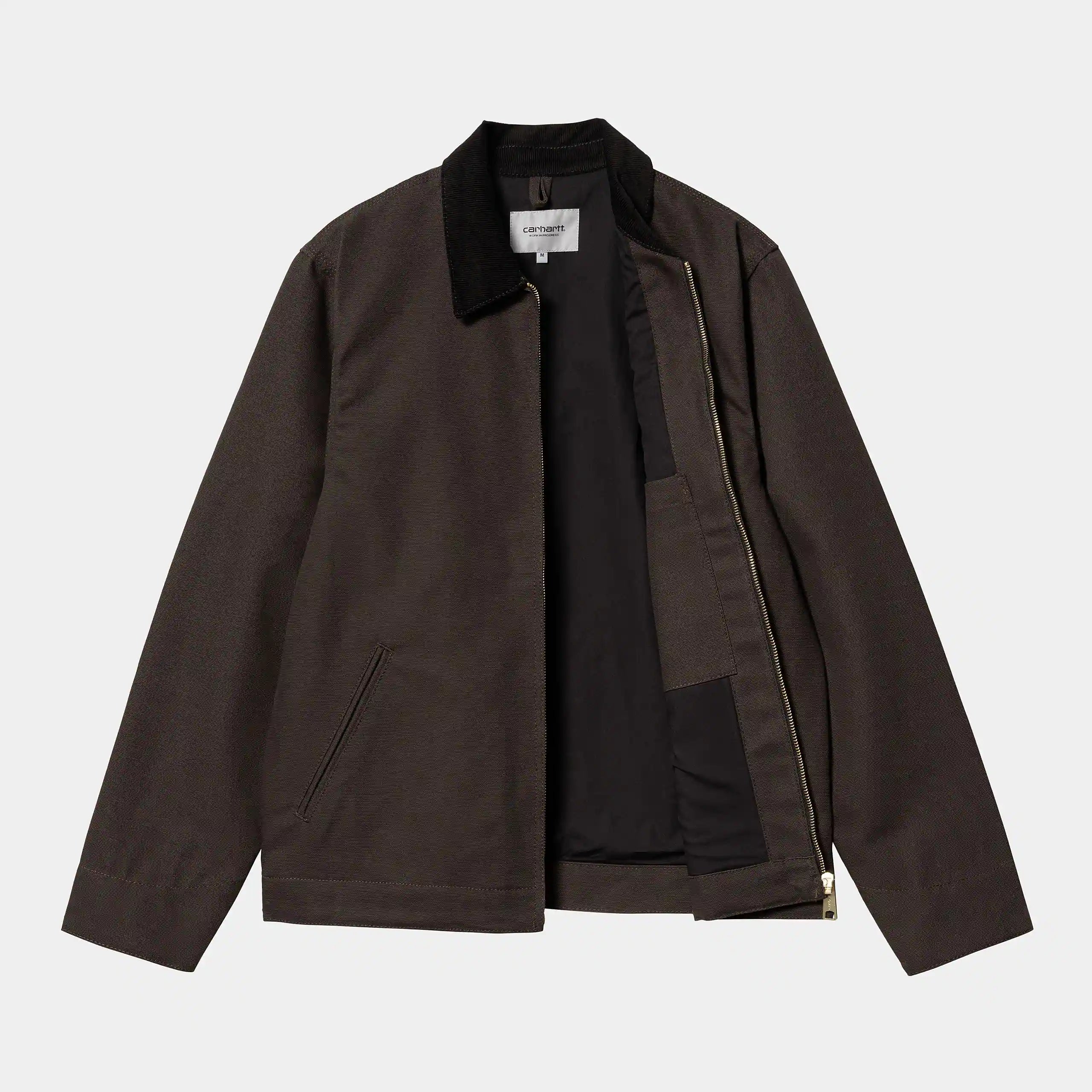 "Carhartt Detroit Jacket in Dunkelbraun, robustes Canvas, feste Jacke im klassischen Detroit-Stil mit Kragen und Reißverschluss.“