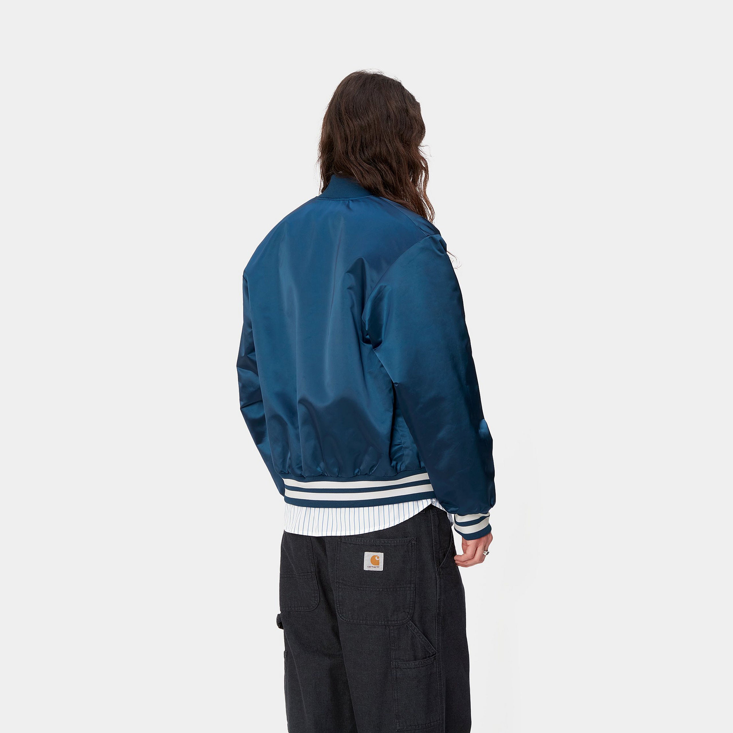 "Carhartt WIP Class of 89 Bomber Jacke in Elder Weiß Rückansicht am Model mit Logo-Stickerei bei Stickabush Berlin.“