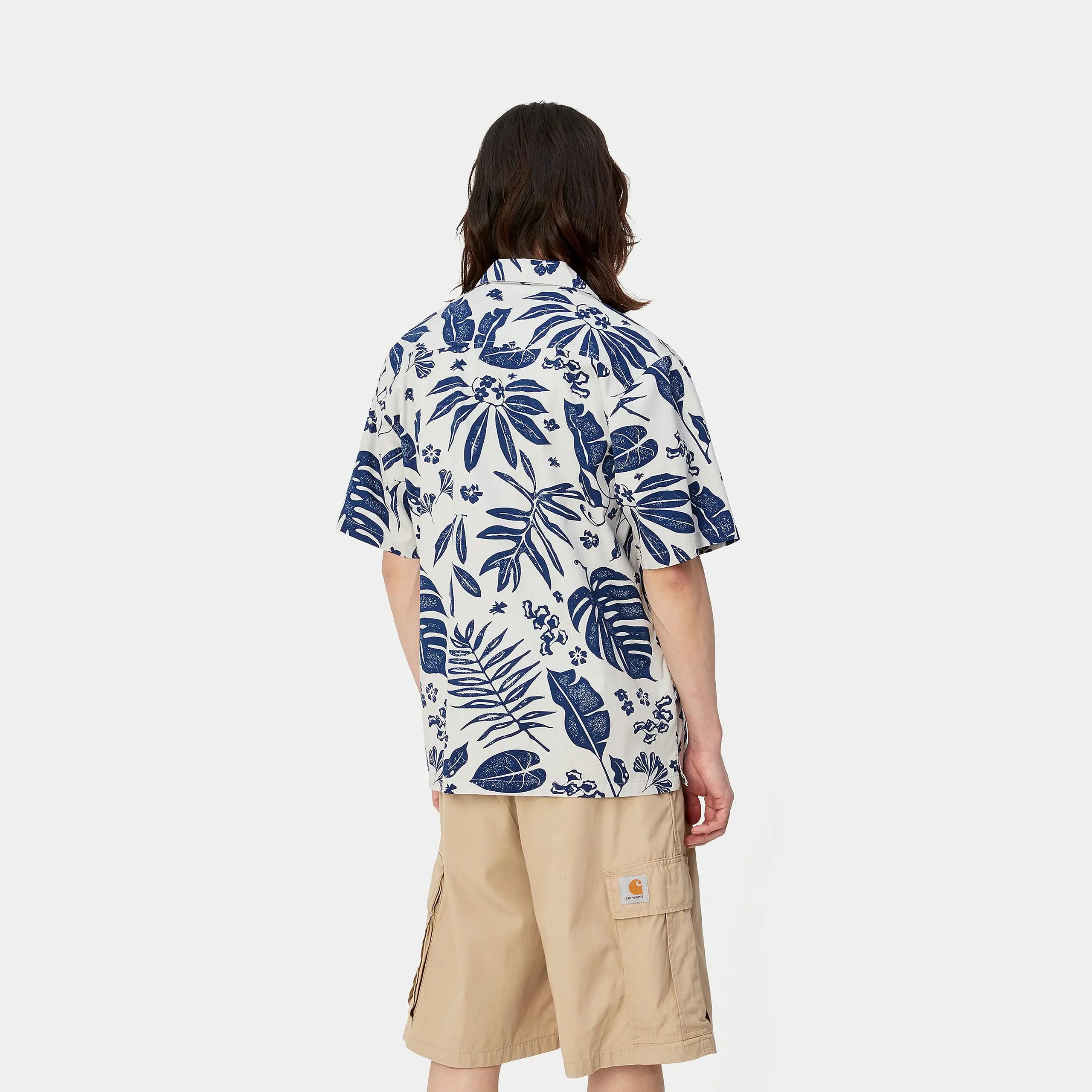 “Grau-Blaues Carhartt WIP S/S Woodblock Shirt aus Baumwolle mit durchgängigem, dunklem Holzblockmuster und Knopfleiste.“