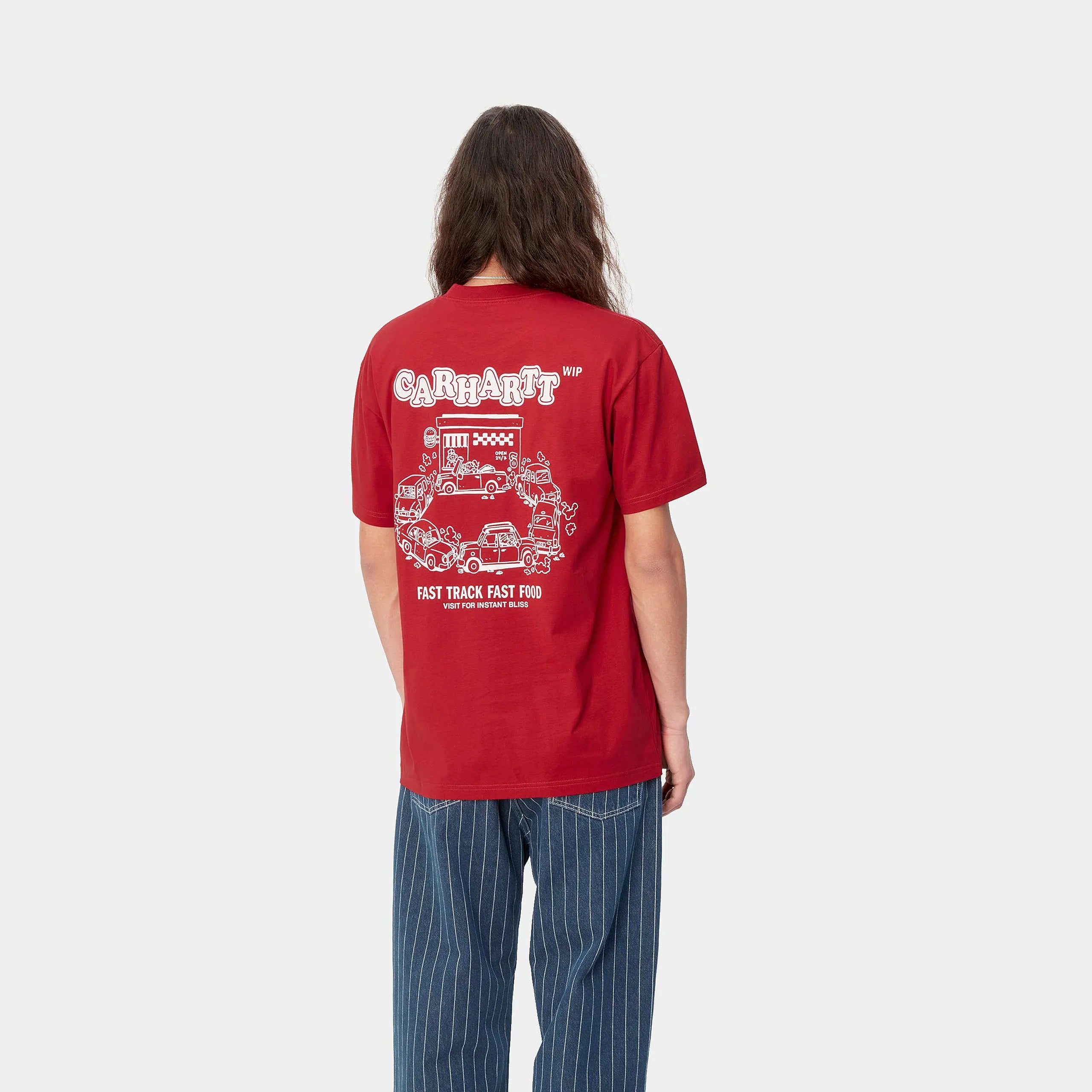“Carhartt WIP S/S Fast Food T-Shirt – Samba / White. Rotes T-Shirt aus Bio-Baumwolle, mit weißem Carhartt-Logo und Fast-Food-Grafik auf der Brust.“