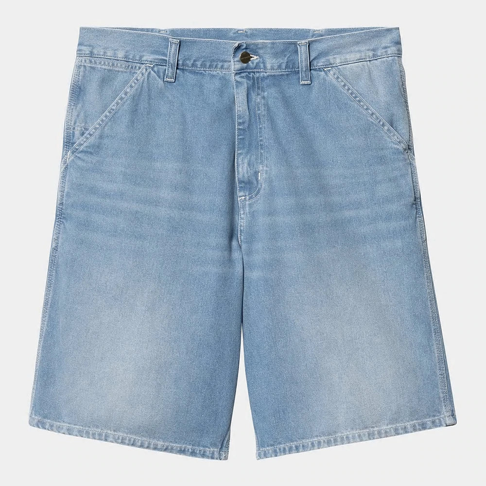 “Carhartt WIP Simple Short – Blue (light true washed). Blaue Shorts aus robustem Baumwolltwill, mit geradem Schnitt und dezentem Carhartt WIP Label.“