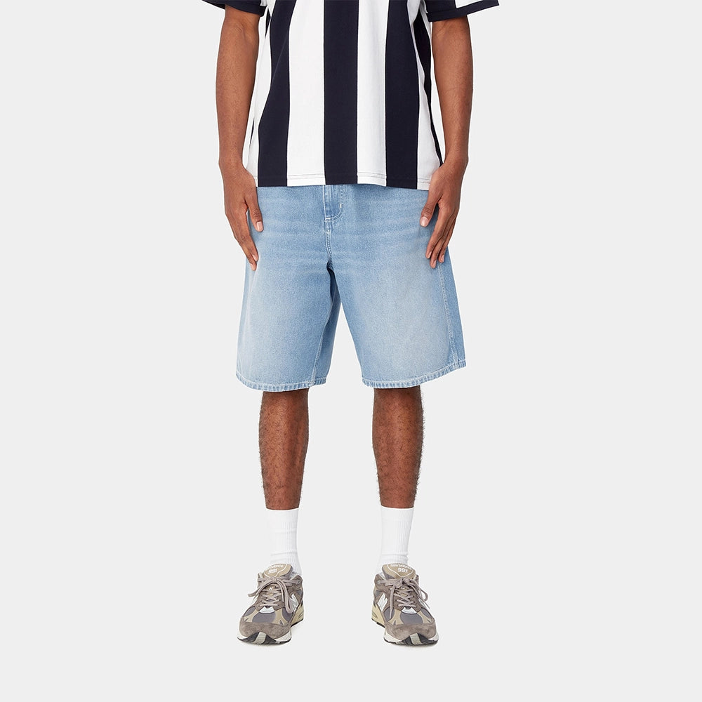 “Carhartt WIP Simple Short – Blue (light true washed). Blaue Shorts aus robustem Baumwolltwill, mit geradem Schnitt und dezentem Carhartt WIP Label.“