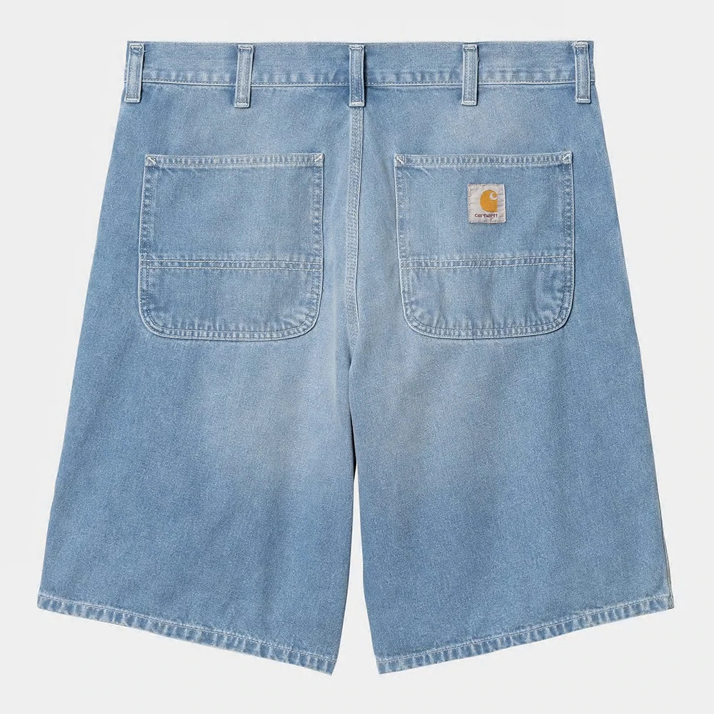 “Carhartt WIP Simple Short – Blue (light true washed). Blaue Shorts aus robustem Baumwolltwill, mit geradem Schnitt und dezentem Carhartt WIP Label.“