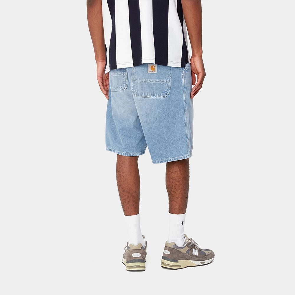 “Carhartt WIP Simple Short – Blue (light true washed). Blaue Shorts aus robustem Baumwolltwill, mit geradem Schnitt und dezentem Carhartt WIP Label.“