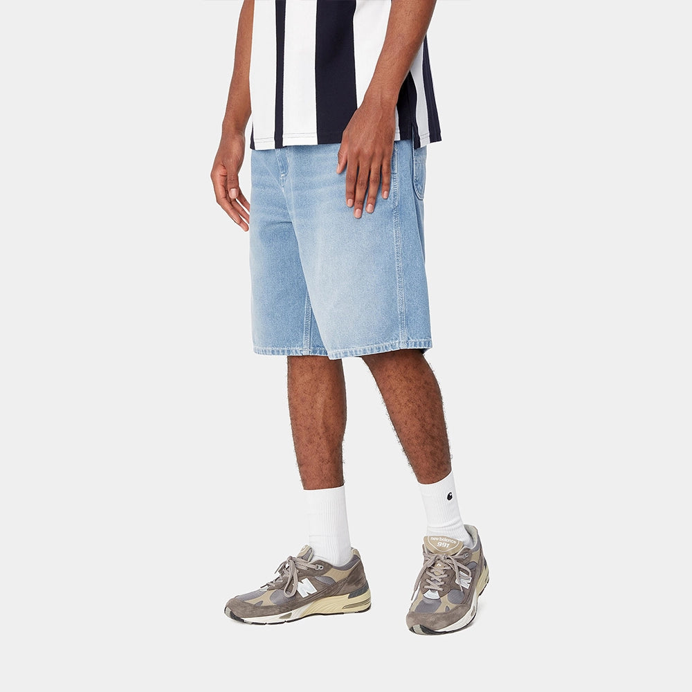“Carhartt WIP Simple Short – Blue (light true washed). Blaue Shorts aus robustem Baumwolltwill, mit geradem Schnitt und dezentem Carhartt WIP Label.“