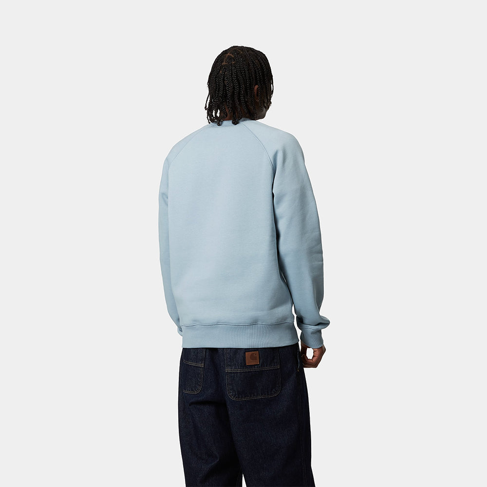 “Hellblauer Carhartt WIP Chase Crewneck (Frosted Blue) mit goldener Logo-Stickerei am Ärmel – Regular Fit bei Stickabush.“