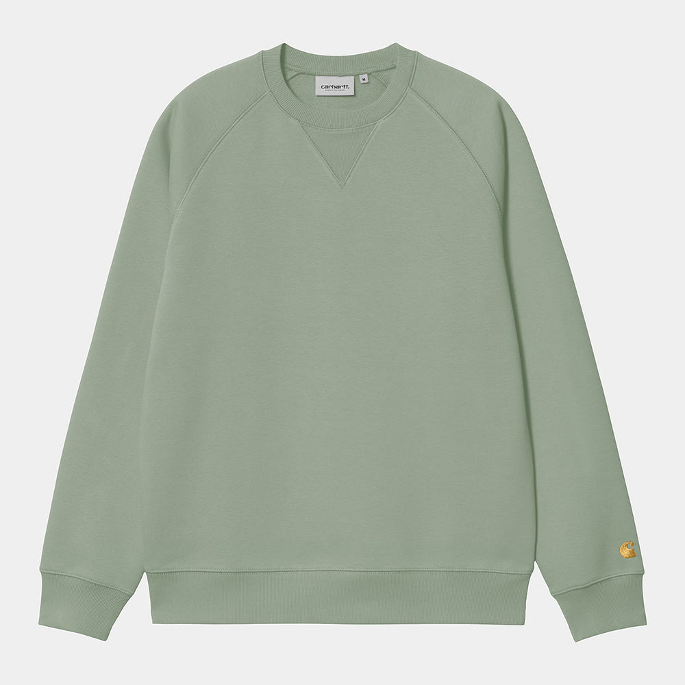 “Pastellgrüner Carhartt WIP Chase Crewneck (Frosted Green) mit goldener Logo-Stickerei am Ärmel – Regular Fit bei Stickabush.“