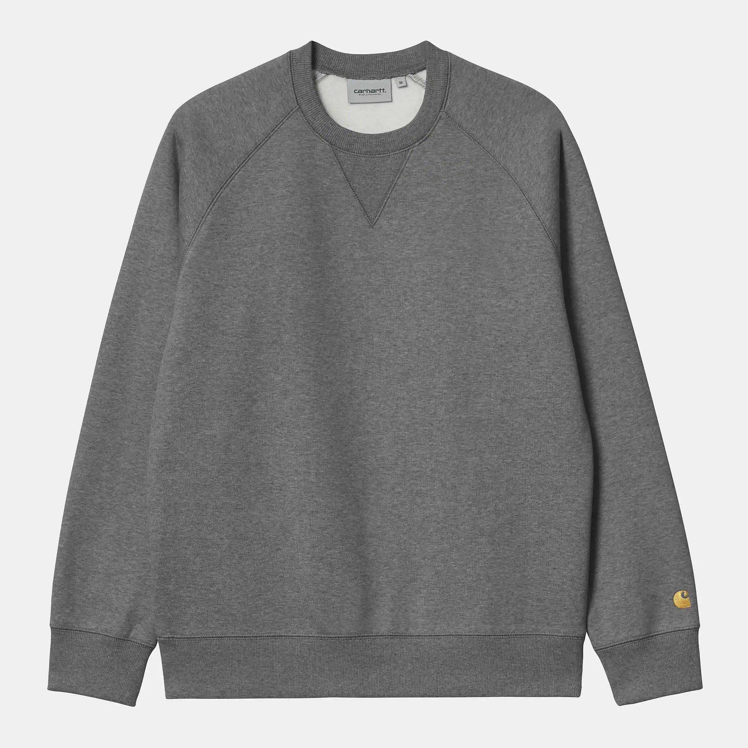 "Carhartt Chase Sweat in Dunkelgrau meliert/Gold, Baumwollmischung, Raglanärmel, goldene Logo-Stickerei.“