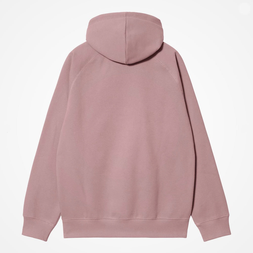 „Carhartt WIP Hooded Chase Sweatshirt in Glassy Pink (Altrosa) – Detailansicht des schweren Stoffs und des goldenen Logo-Sticks bei Stickabush Berlin.“