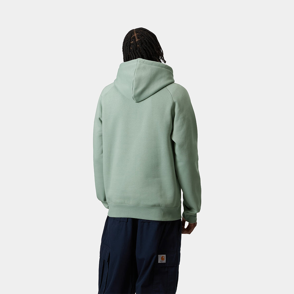 „Carhartt WIP Hooded Chase Sweatshirt in Frosted Green (Hellgrün) mit goldenem Logo-Stick – Heavyweight Qualität bei Stickabush Berlin.“