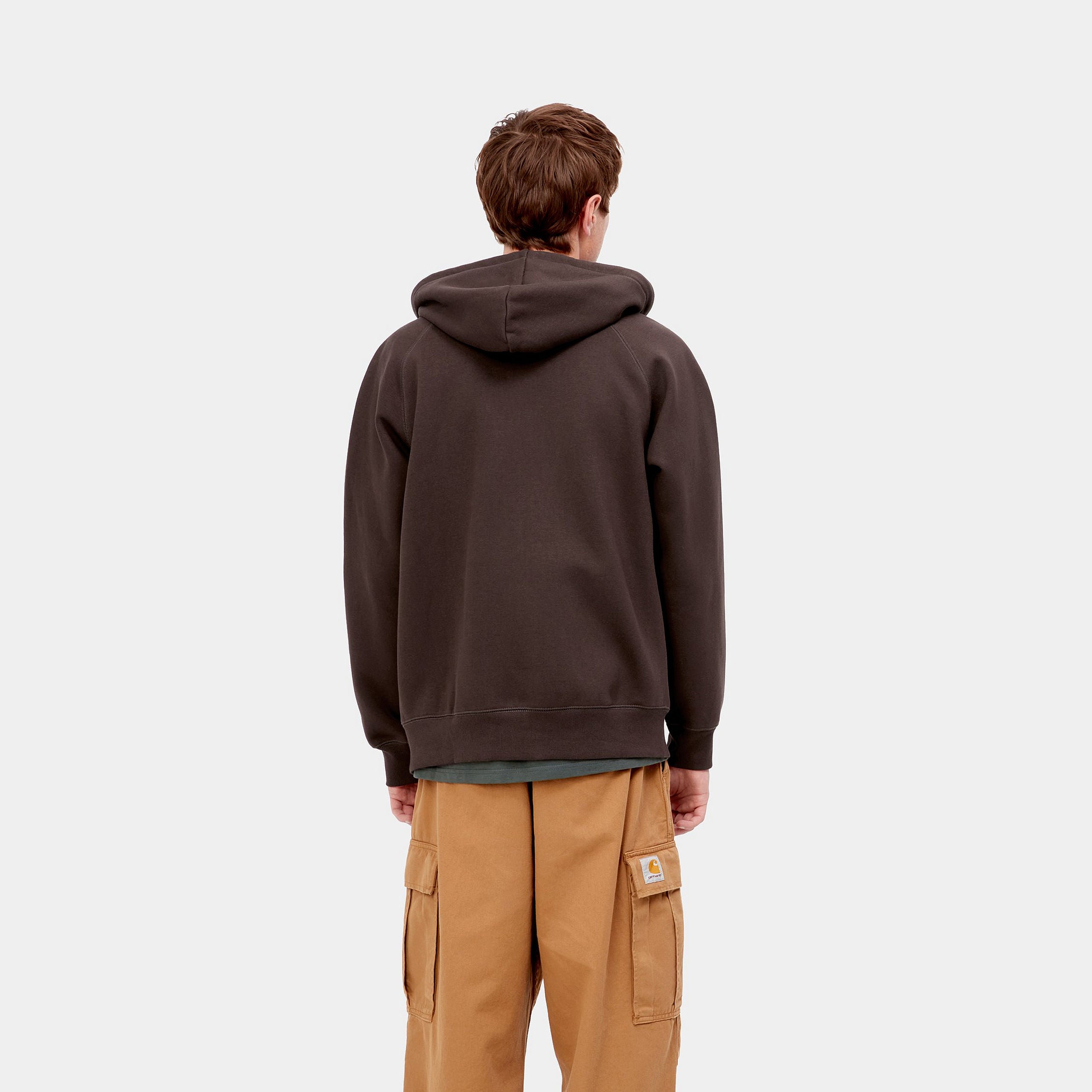 „Dunkelbrauner Carhartt WIP Chase Zip Hoodie in Dark Umber mit durchgehendem Reißverschluss und goldenem Logo-Stick am Ärmel bei Stickabush Berlin.“