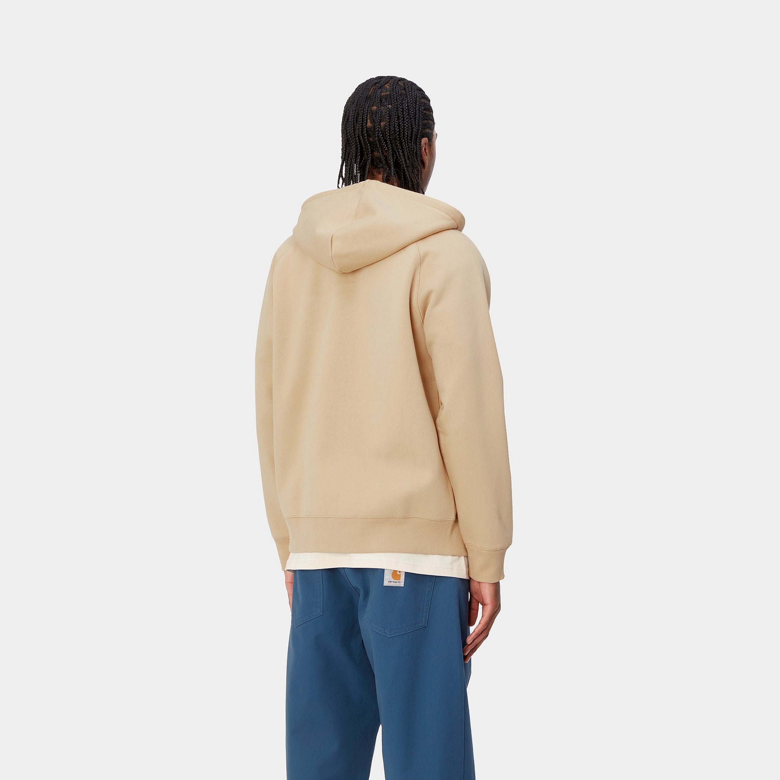 „Sand farbener Carhartt WIP Chase Zip Hoodie in Sable mit durchgehendem Reißverschluss und goldenem Logo-Stick am Ärmel bei Stickabush Berlin.“